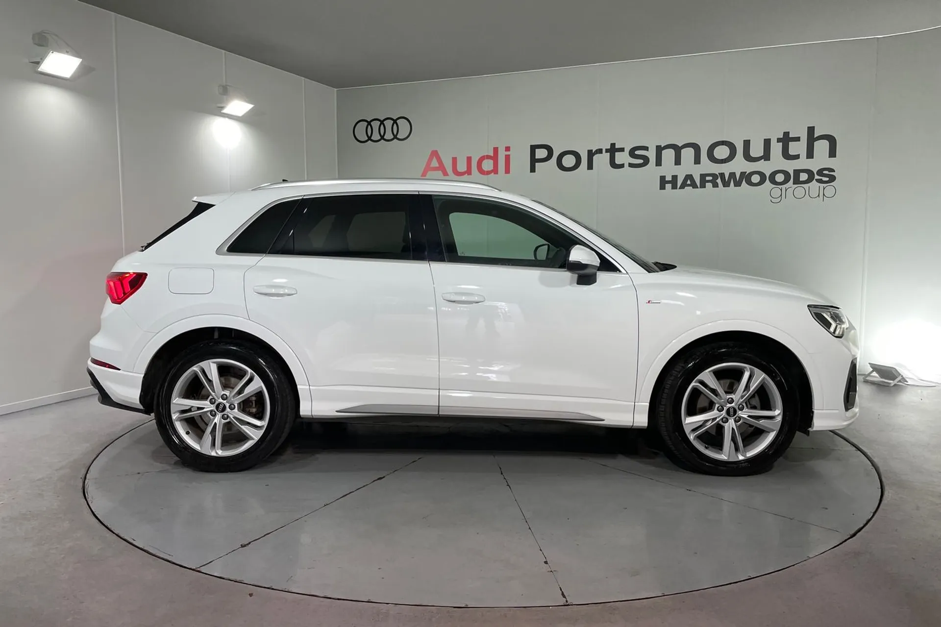 Audi Q3 thumbnail image number 2