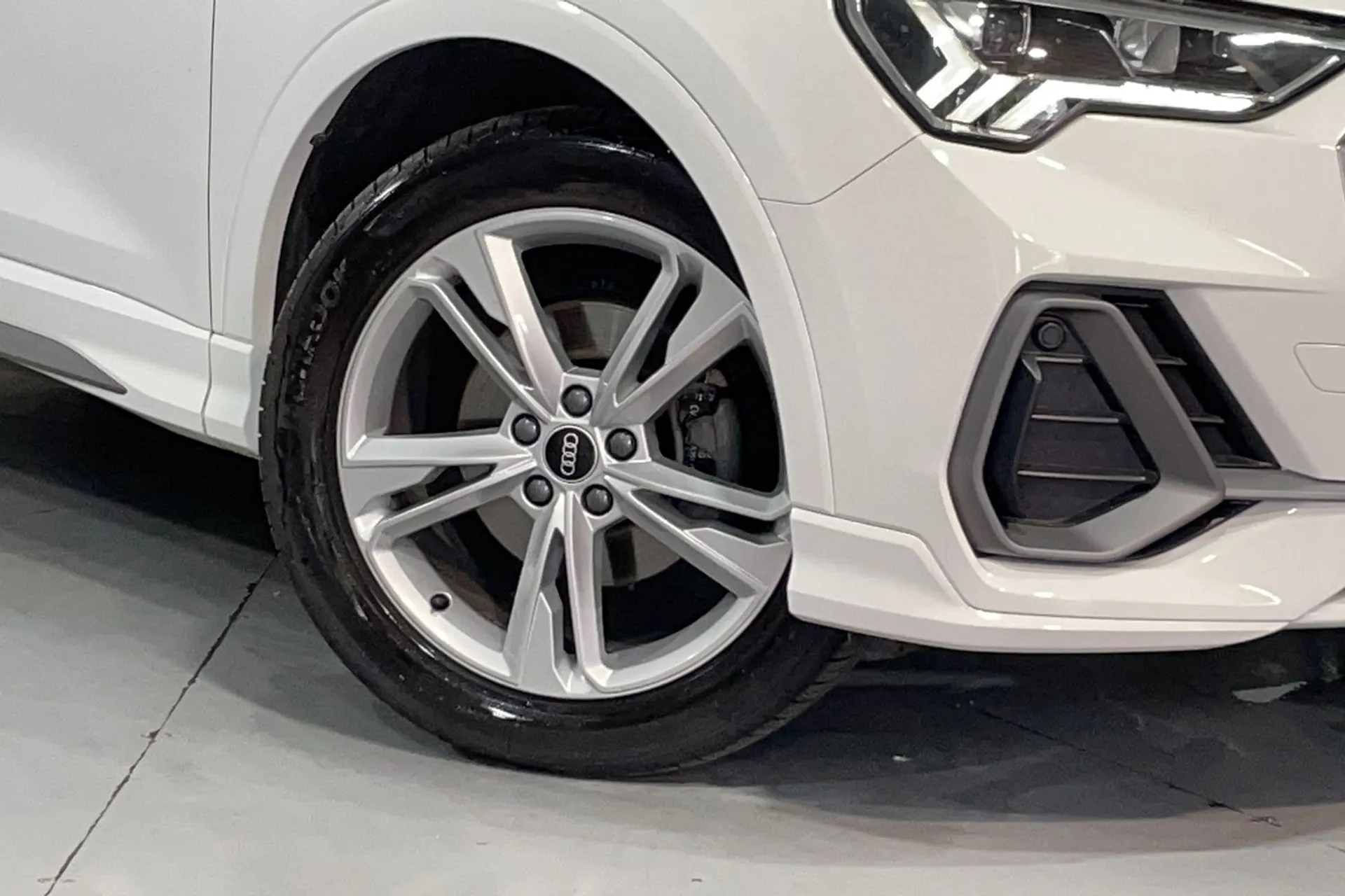 Audi Q3 thumbnail image number 9