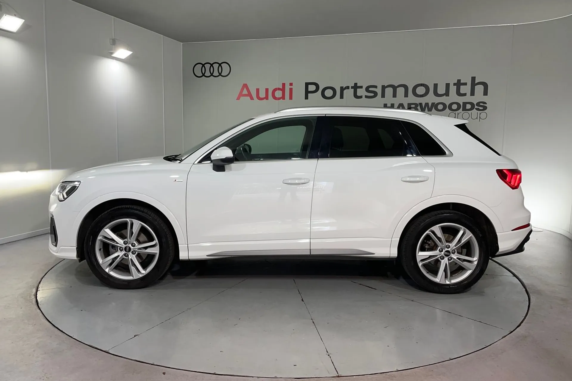 Audi Q3 thumbnail image number 11