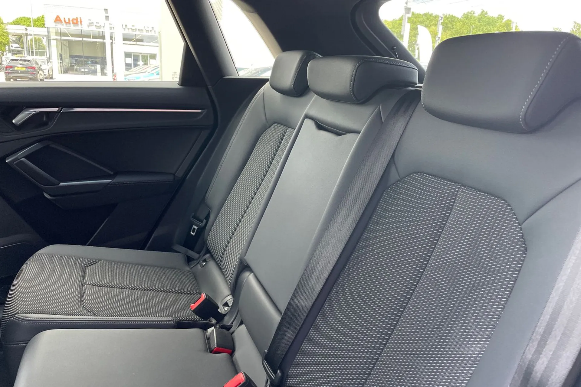 Audi Q3 thumbnail image number 30