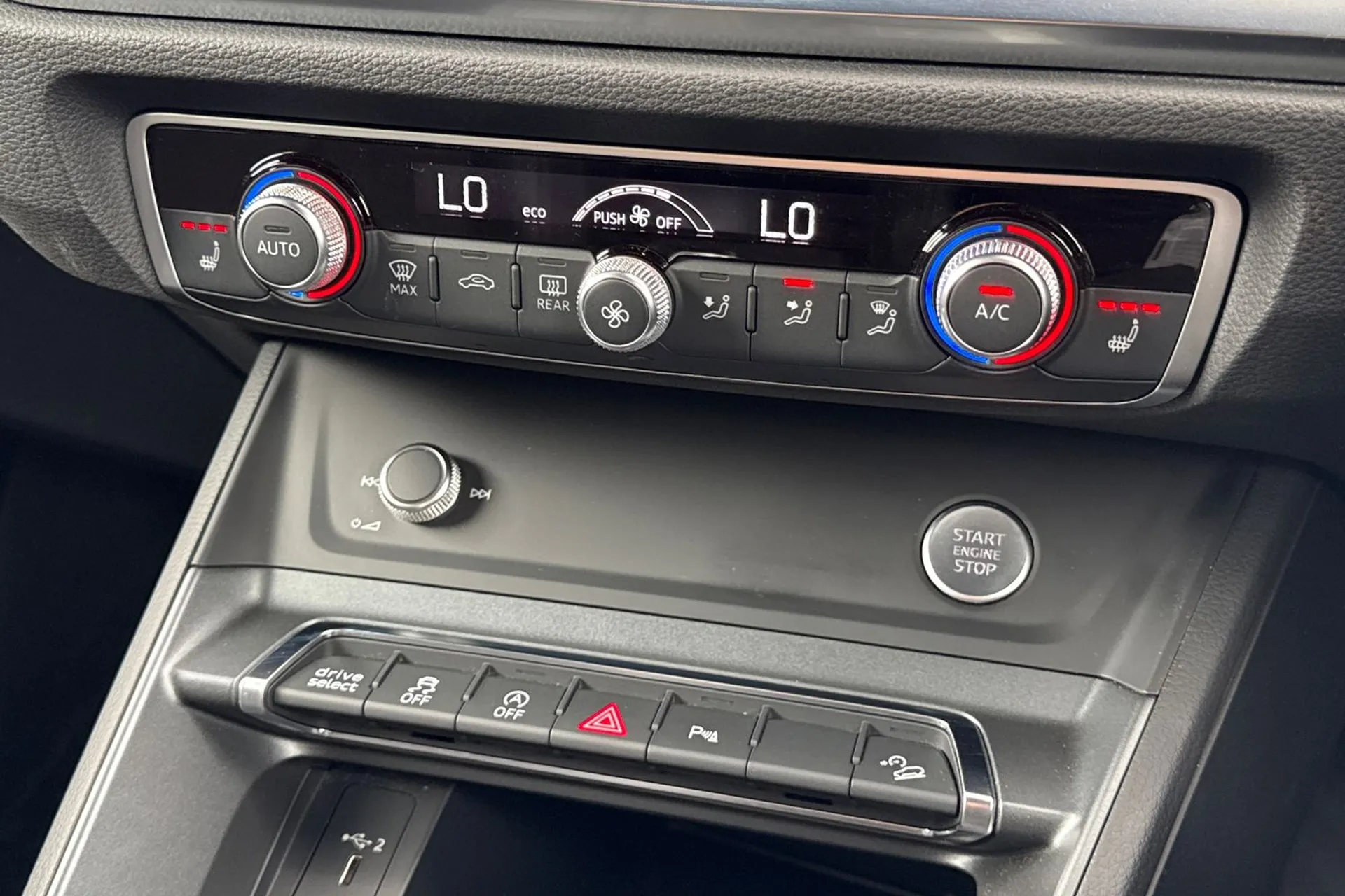 Audi Q3 thumbnail image number 16