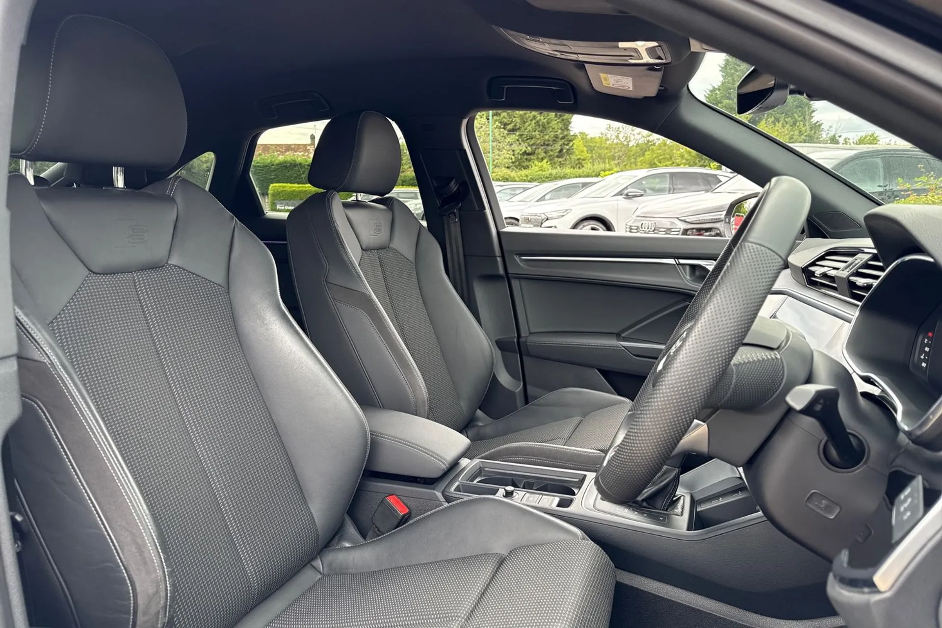 Audi Q3 thumbnail image number 28