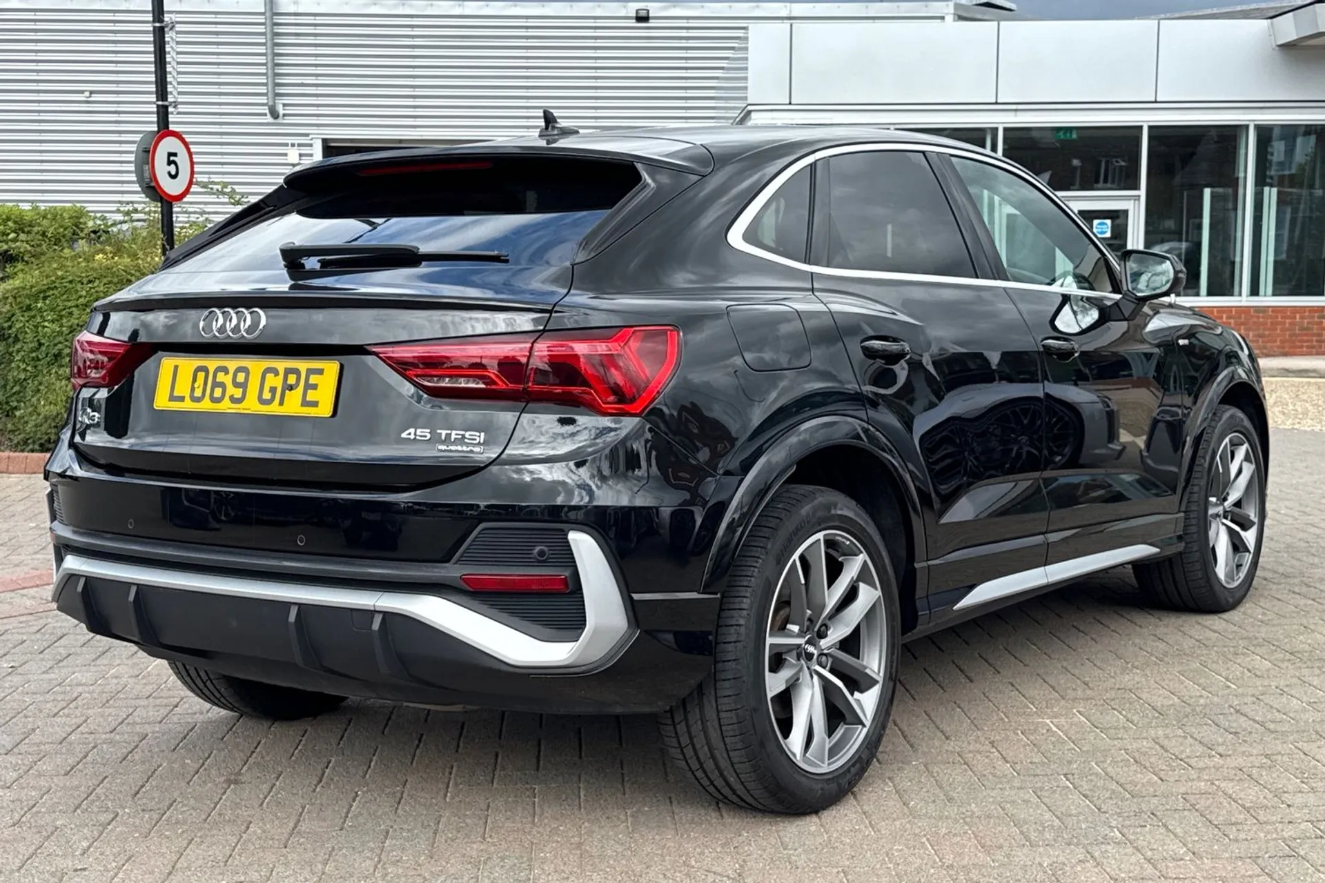 Audi Q3 thumbnail image number 4