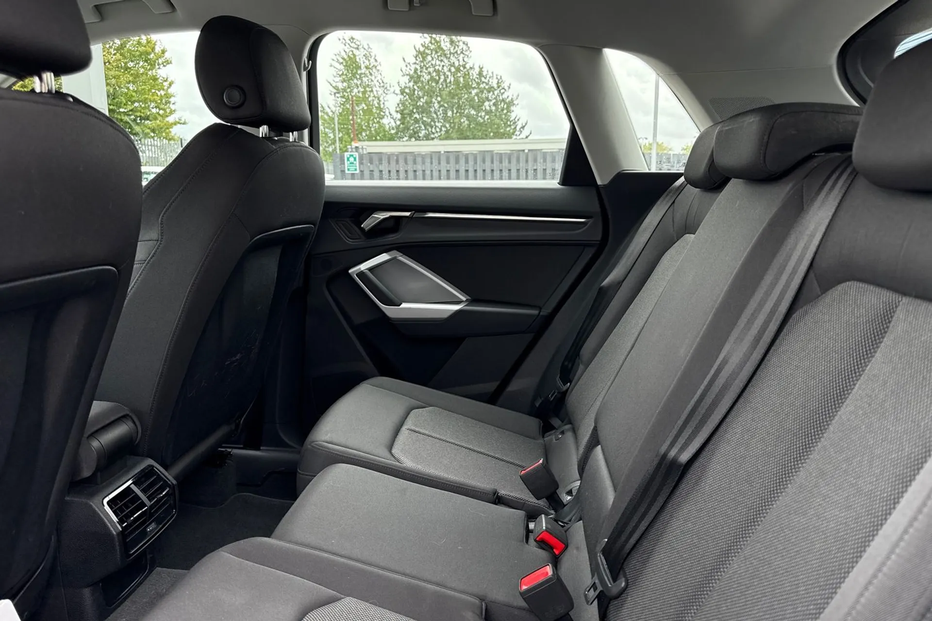 Audi Q3 thumbnail image number 35