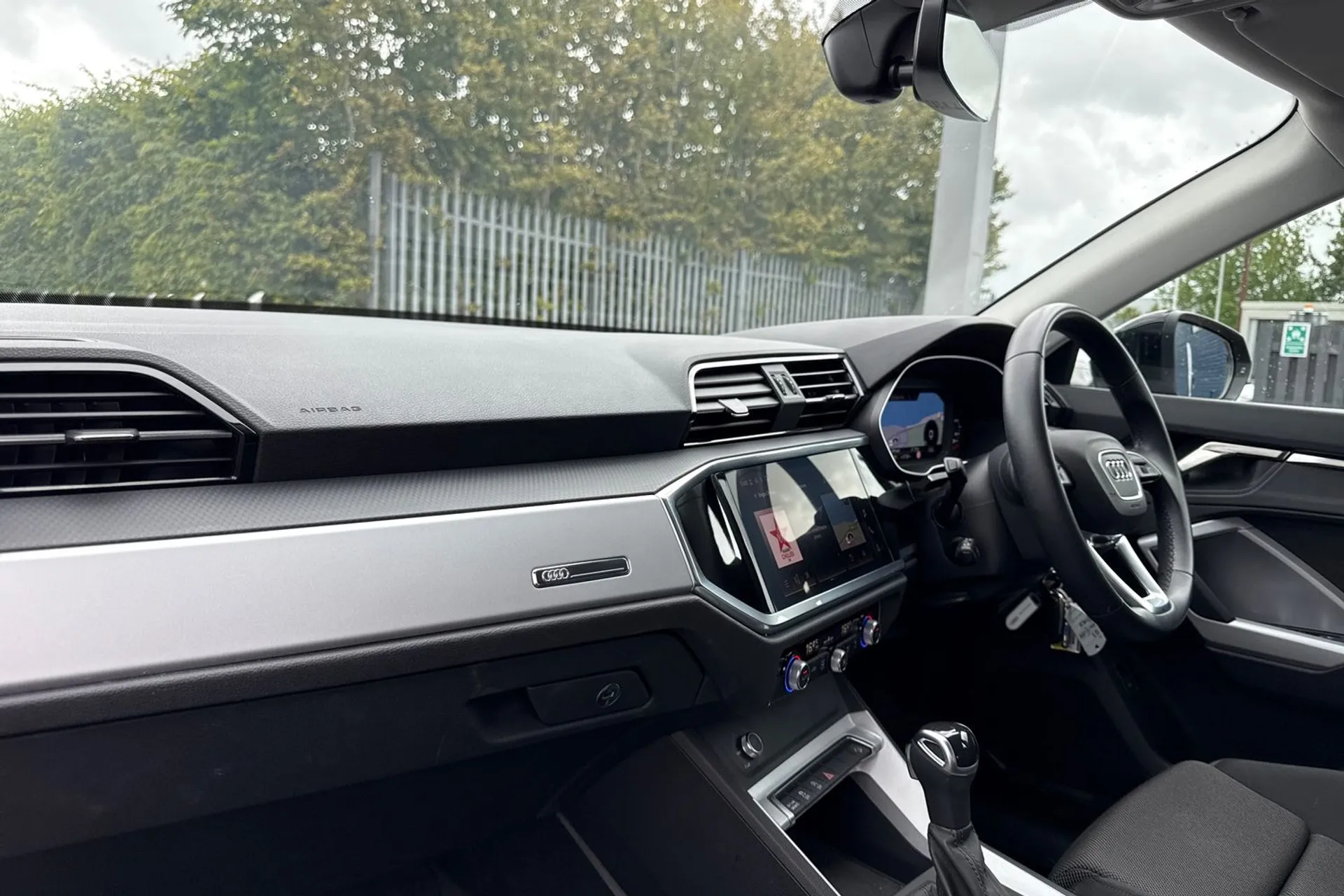 Audi Q3 thumbnail image number 32