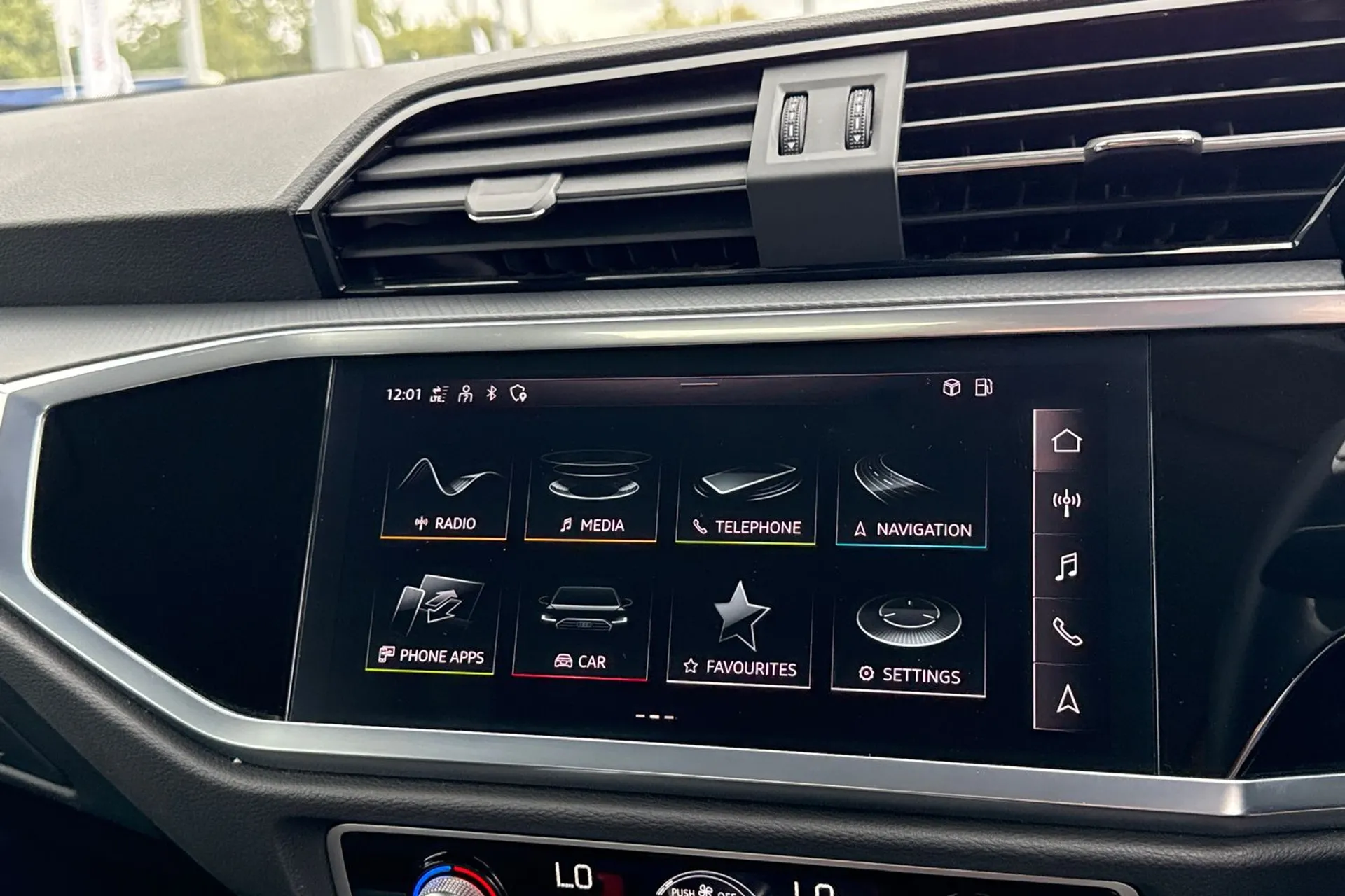 Audi Q3 thumbnail image number 33