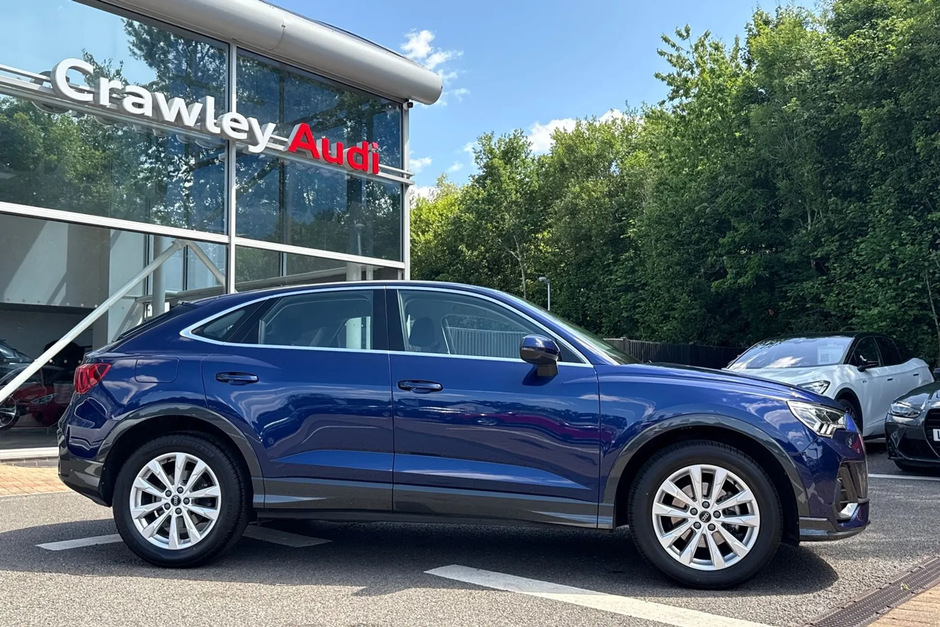 Audi Q3 thumbnail image number 2