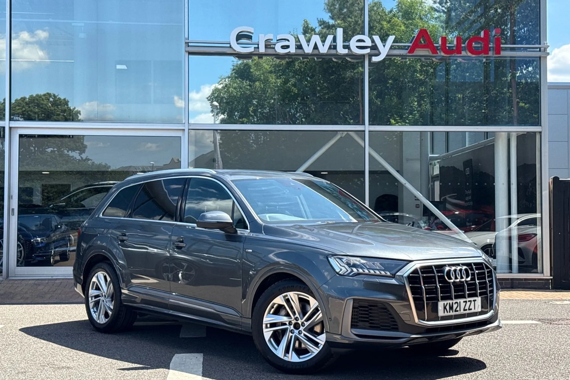 Audi Q7 focused image