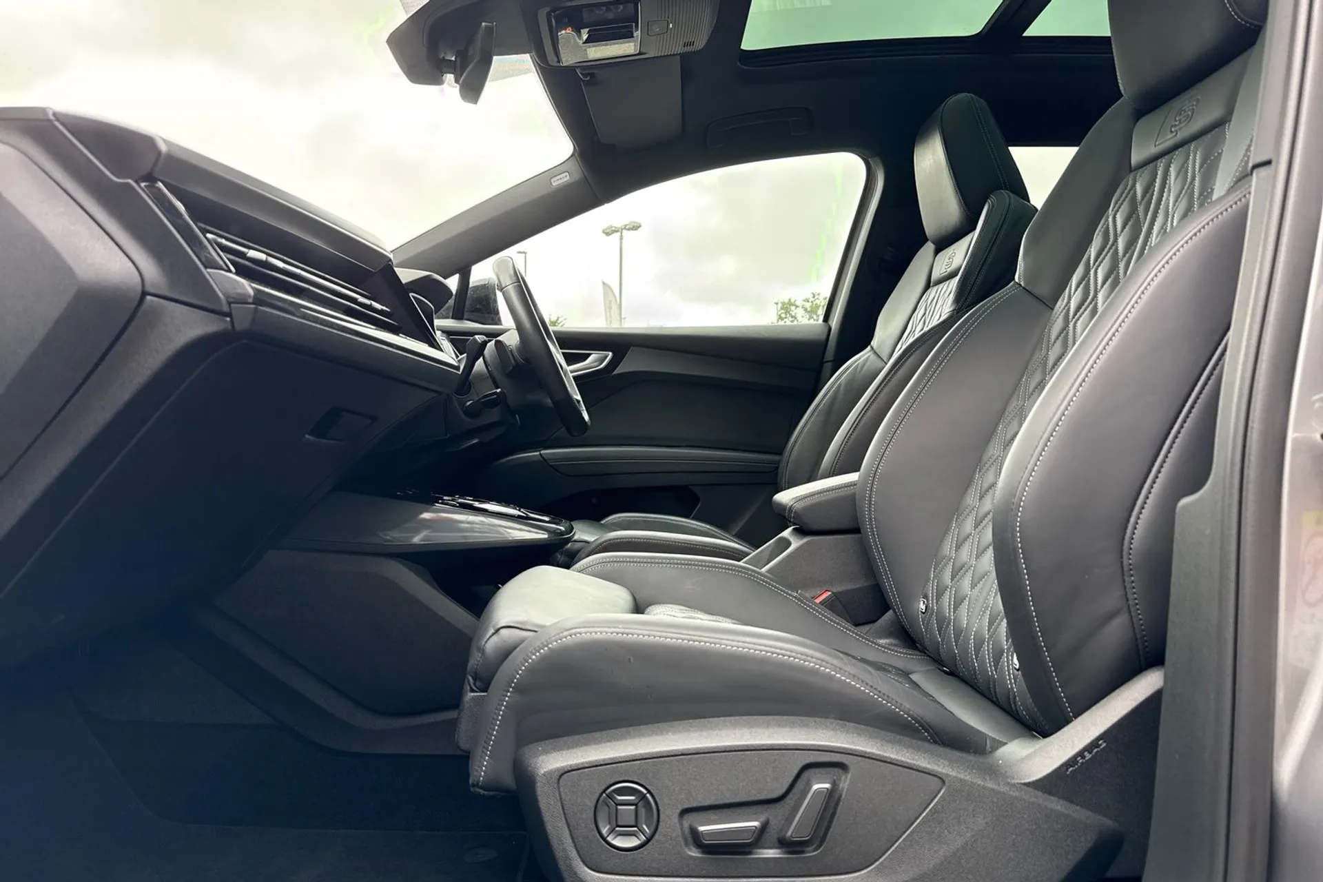 Audi Q4 thumbnail image number 29