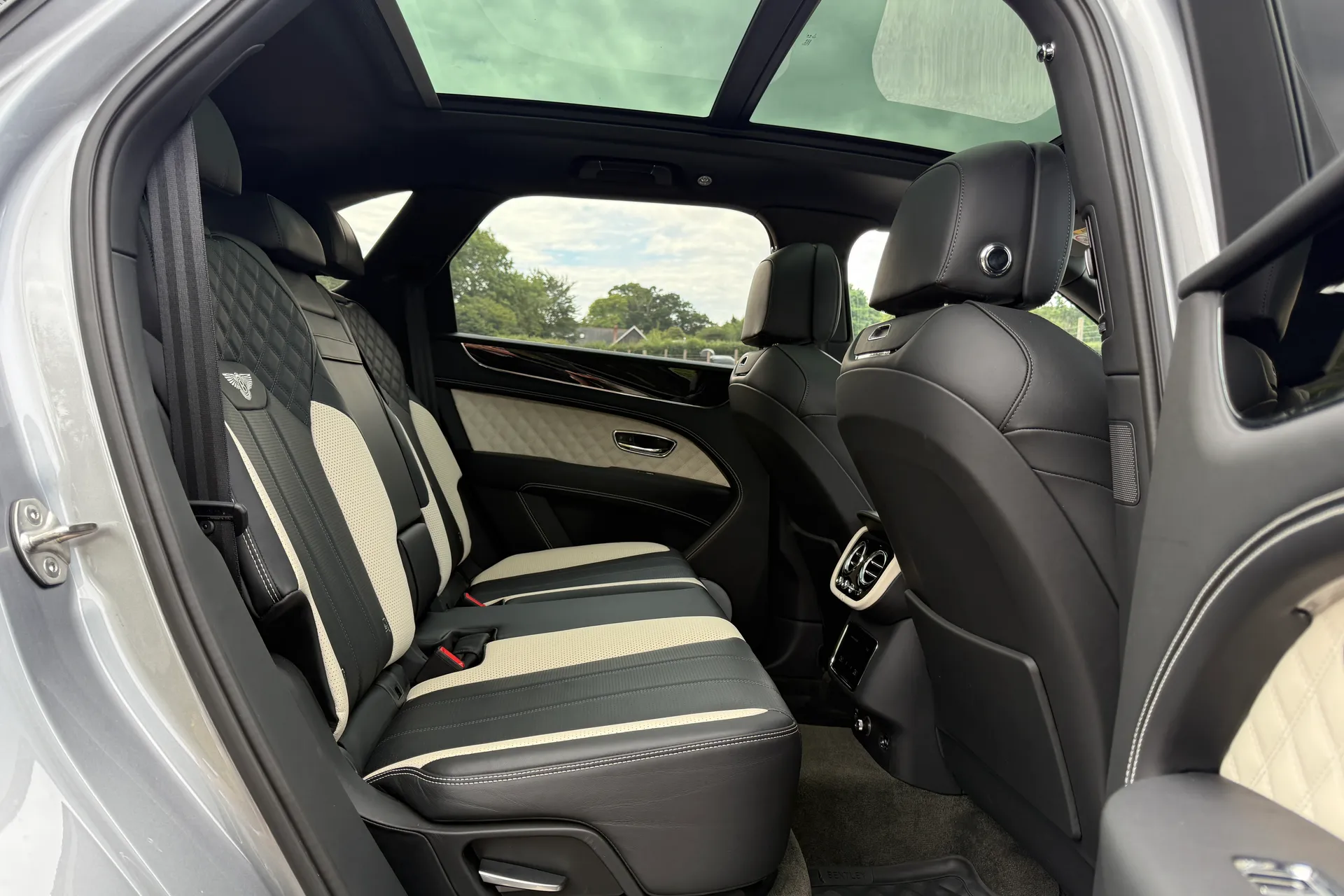 Bentley BENTAYGA thumbnail image number 20
