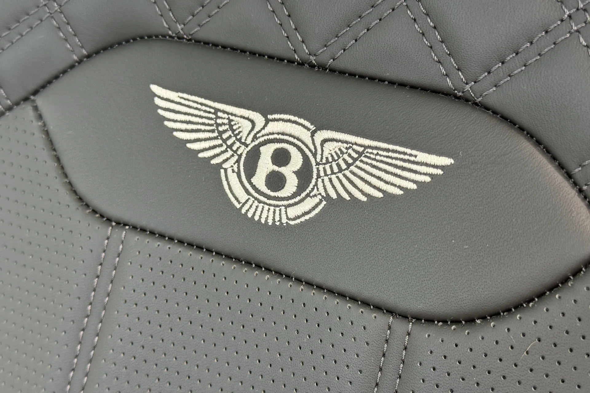 Bentley BENTAYGA thumbnail image number 26