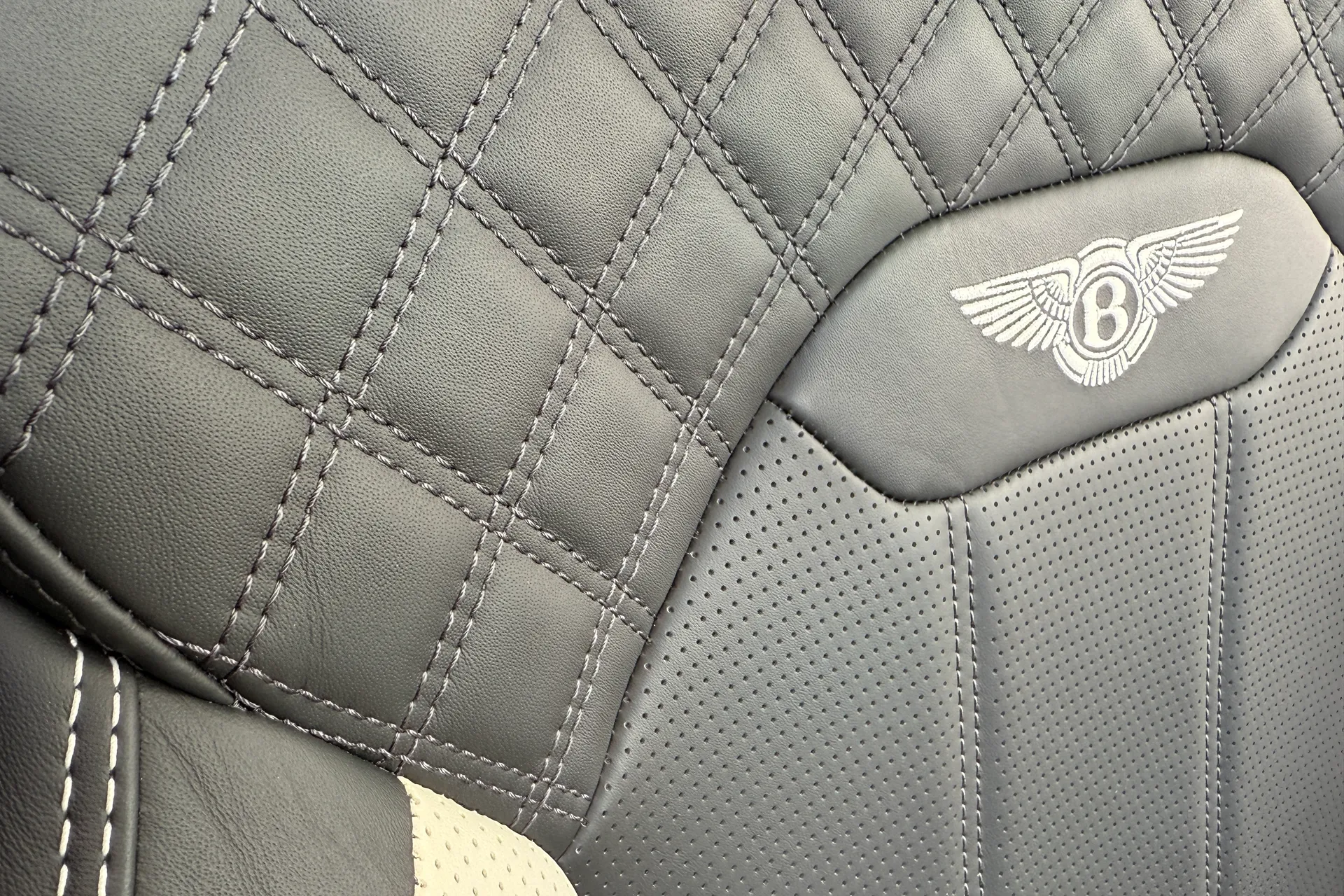 Bentley BENTAYGA thumbnail image number 48