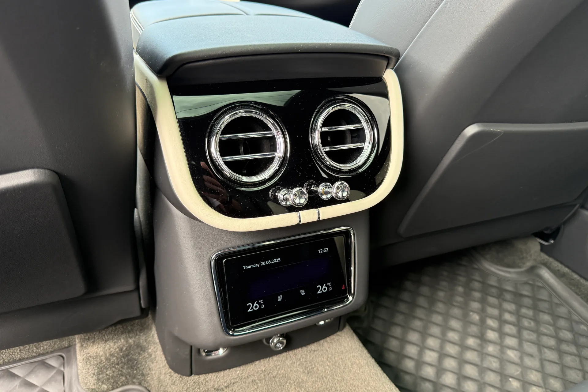 Bentley BENTAYGA thumbnail image number 28