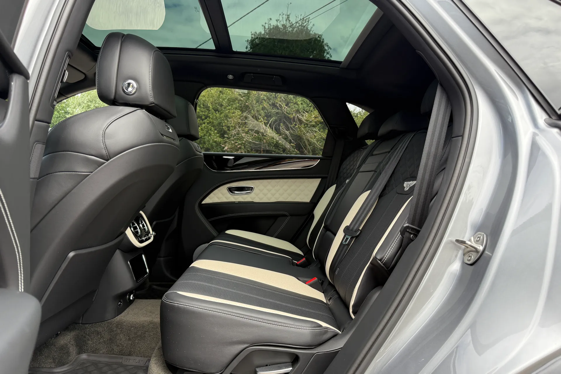 Bentley BENTAYGA thumbnail image number 27