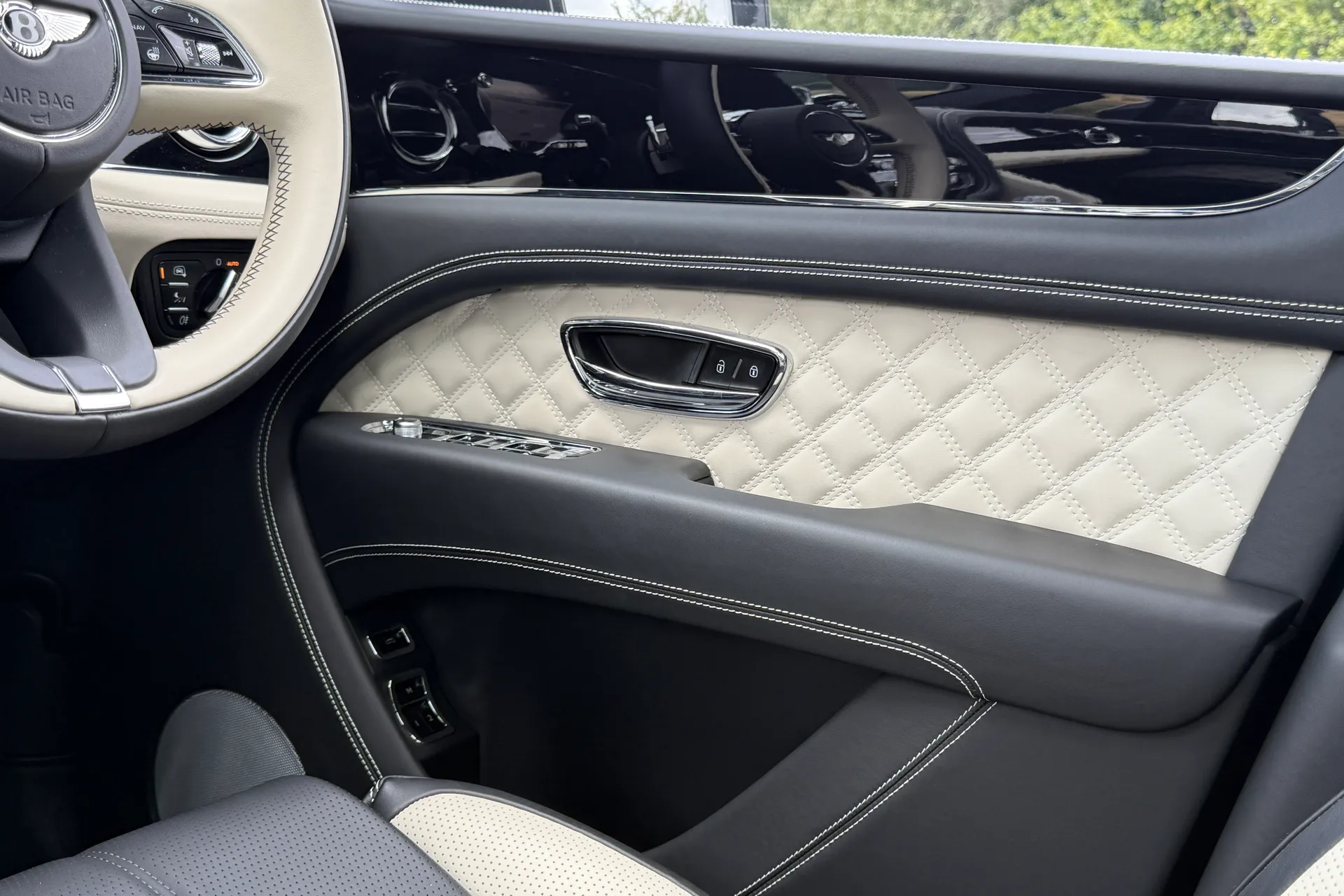 Bentley BENTAYGA thumbnail image number 32