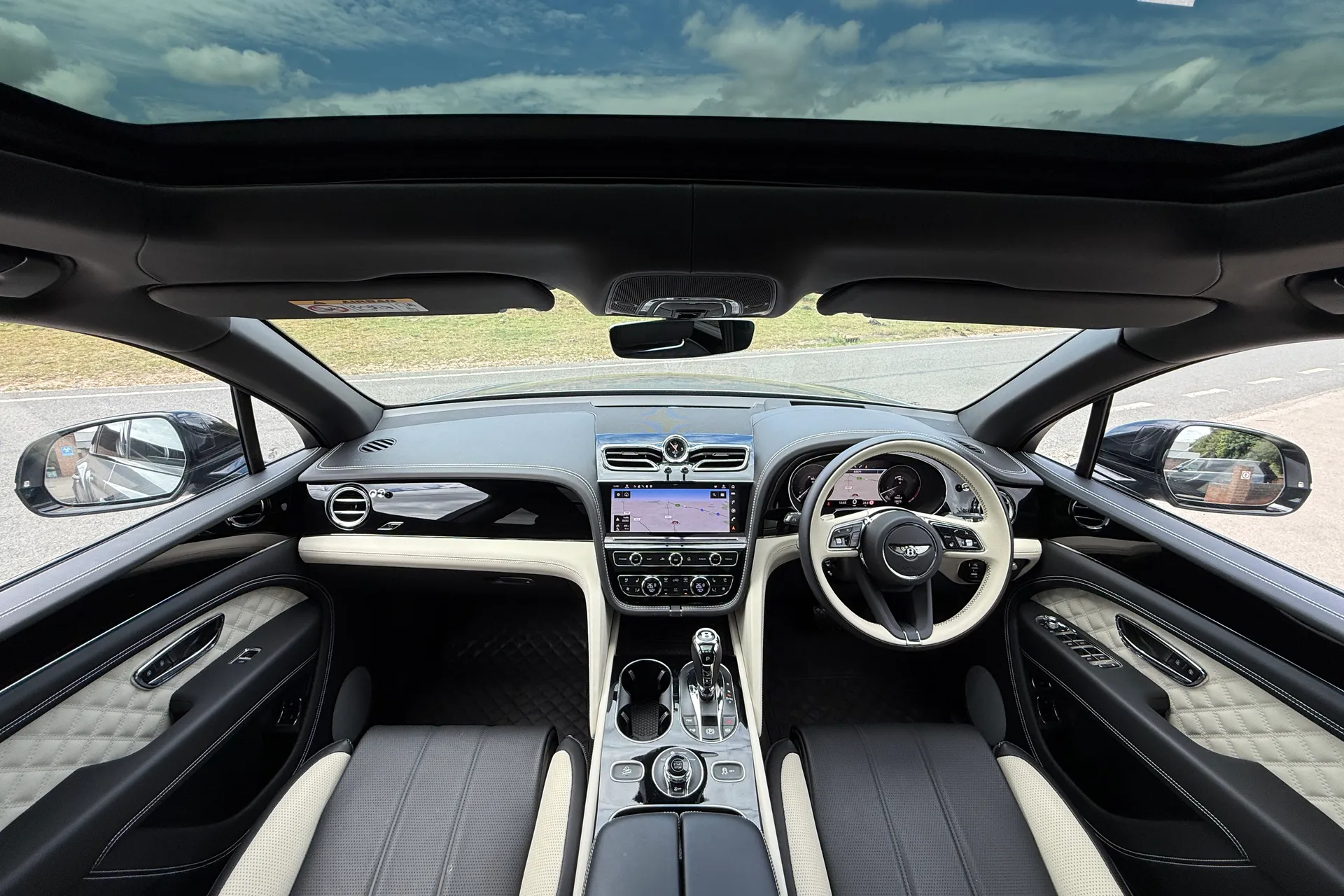 Bentley BENTAYGA thumbnail image number 3