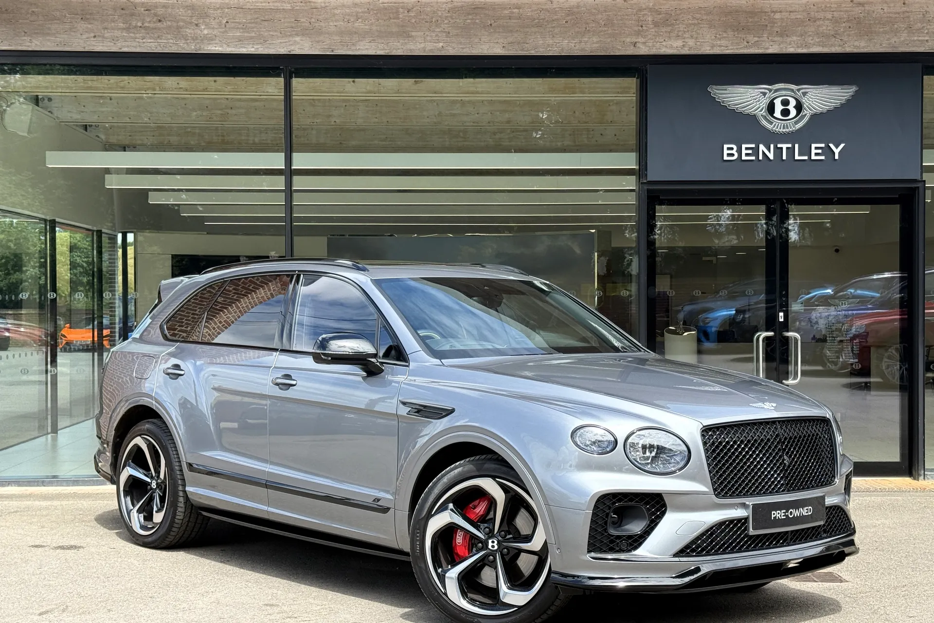 Bentley BENTAYGA focused image