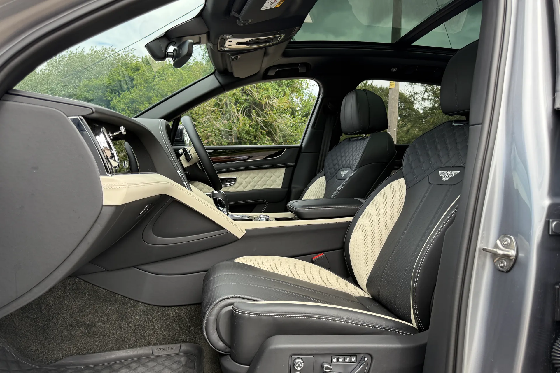 Bentley BENTAYGA thumbnail image number 24