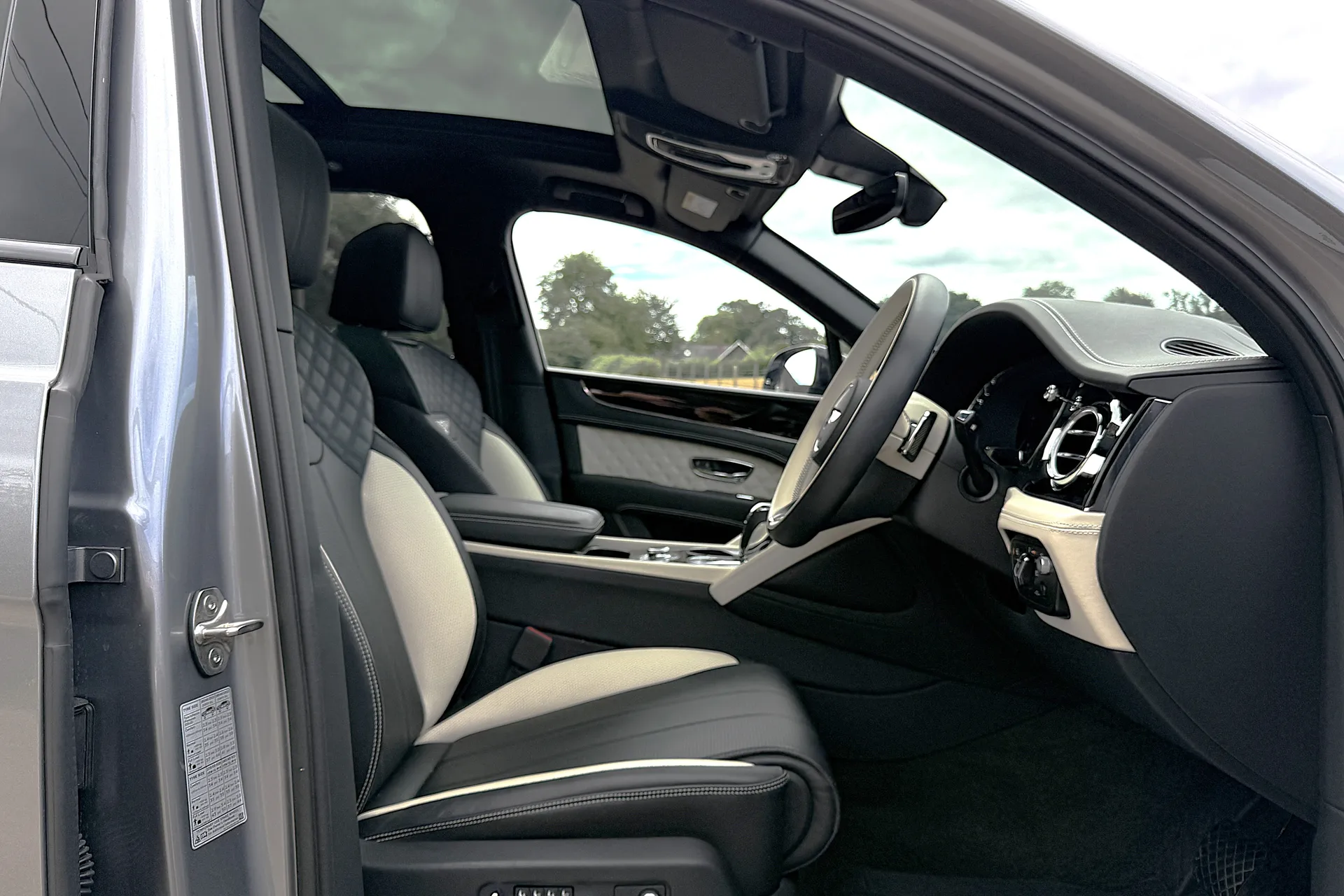 Bentley BENTAYGA thumbnail image number 22