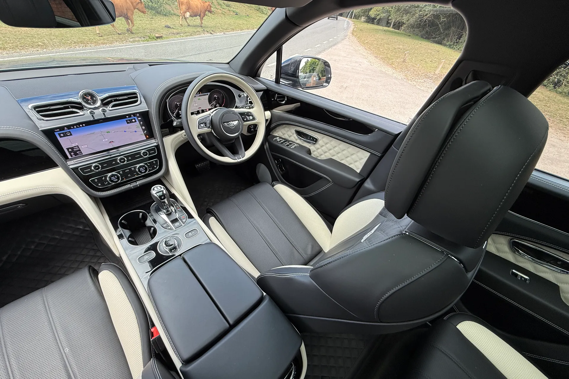 Bentley BENTAYGA thumbnail image number 29