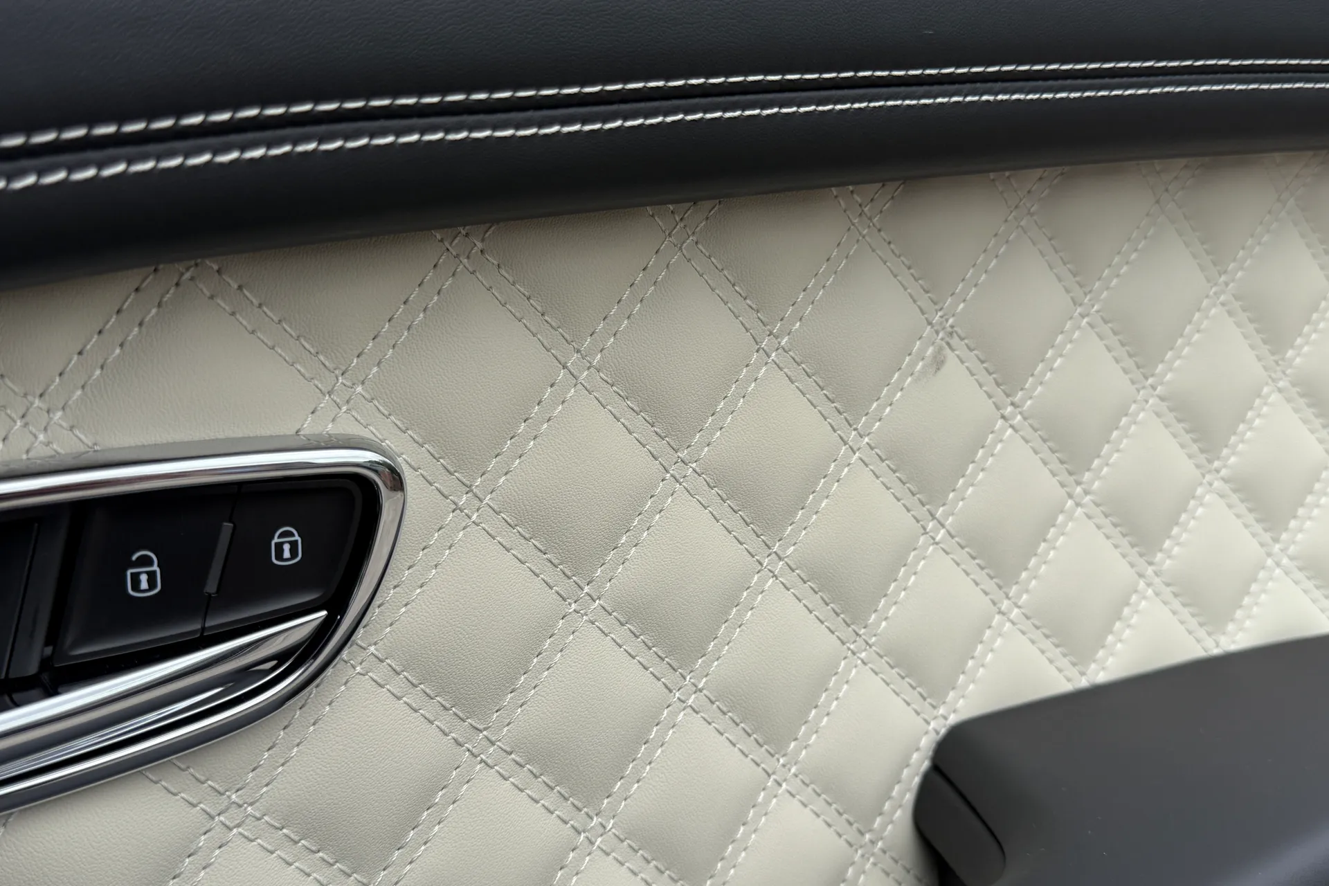 Bentley BENTAYGA thumbnail image number 35