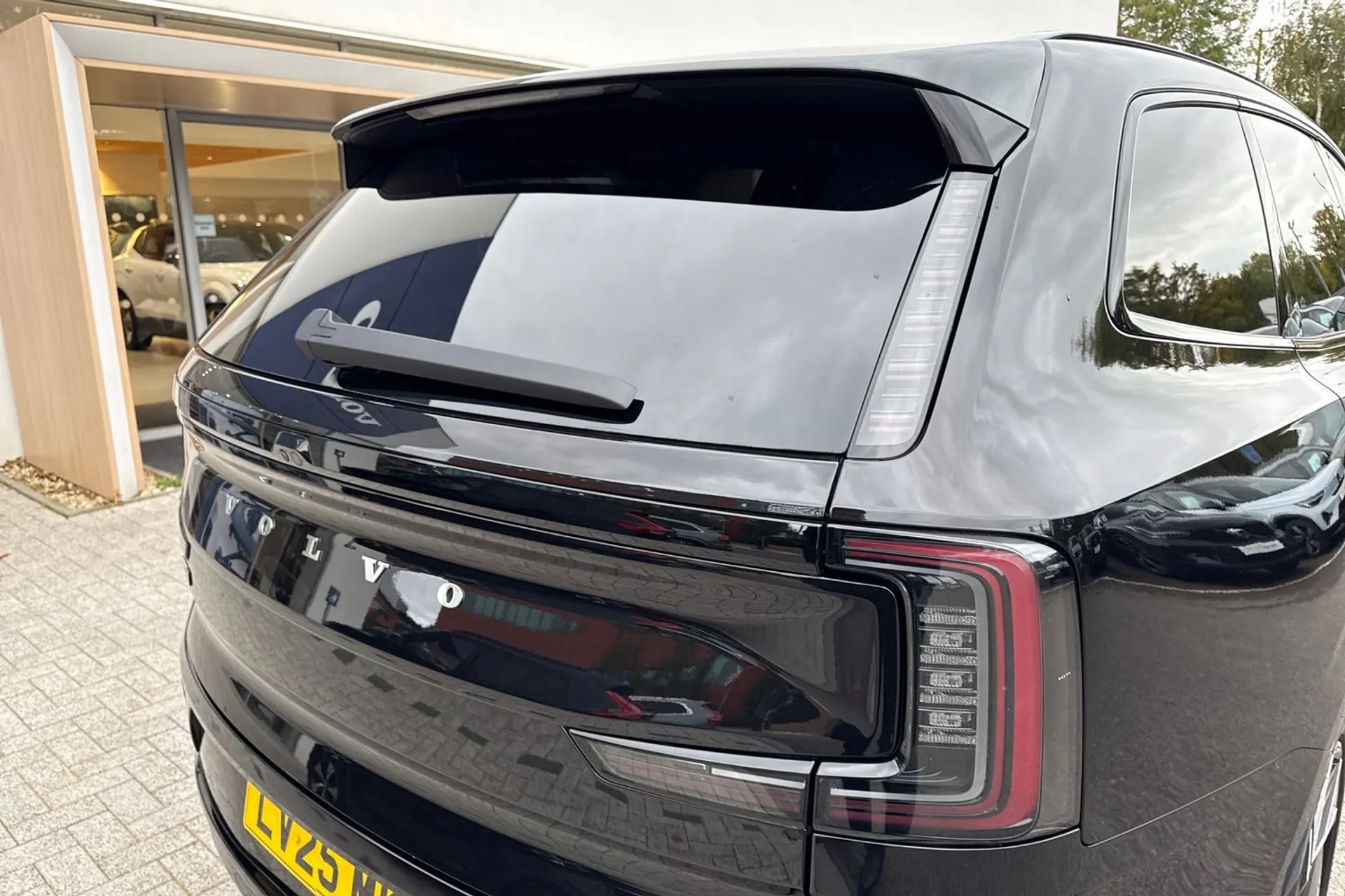 Volvo EX90 thumbnail image number 17