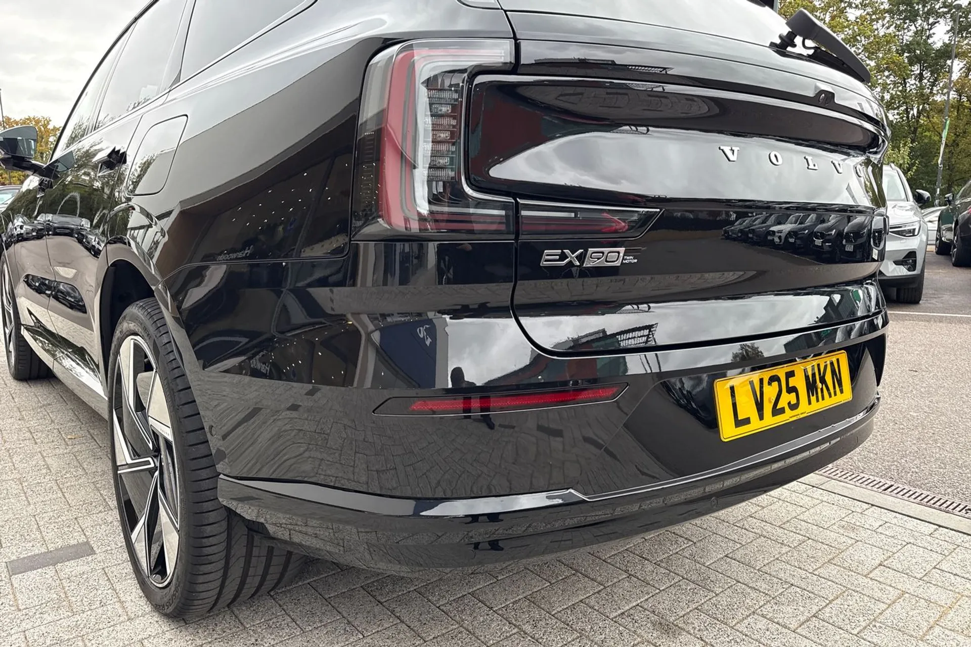 Volvo EX90 thumbnail image number 19