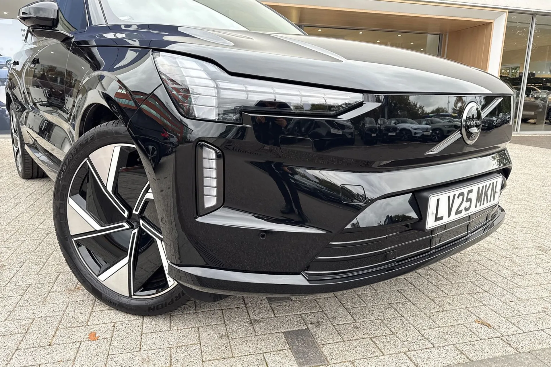 Volvo EX90 thumbnail image number 8