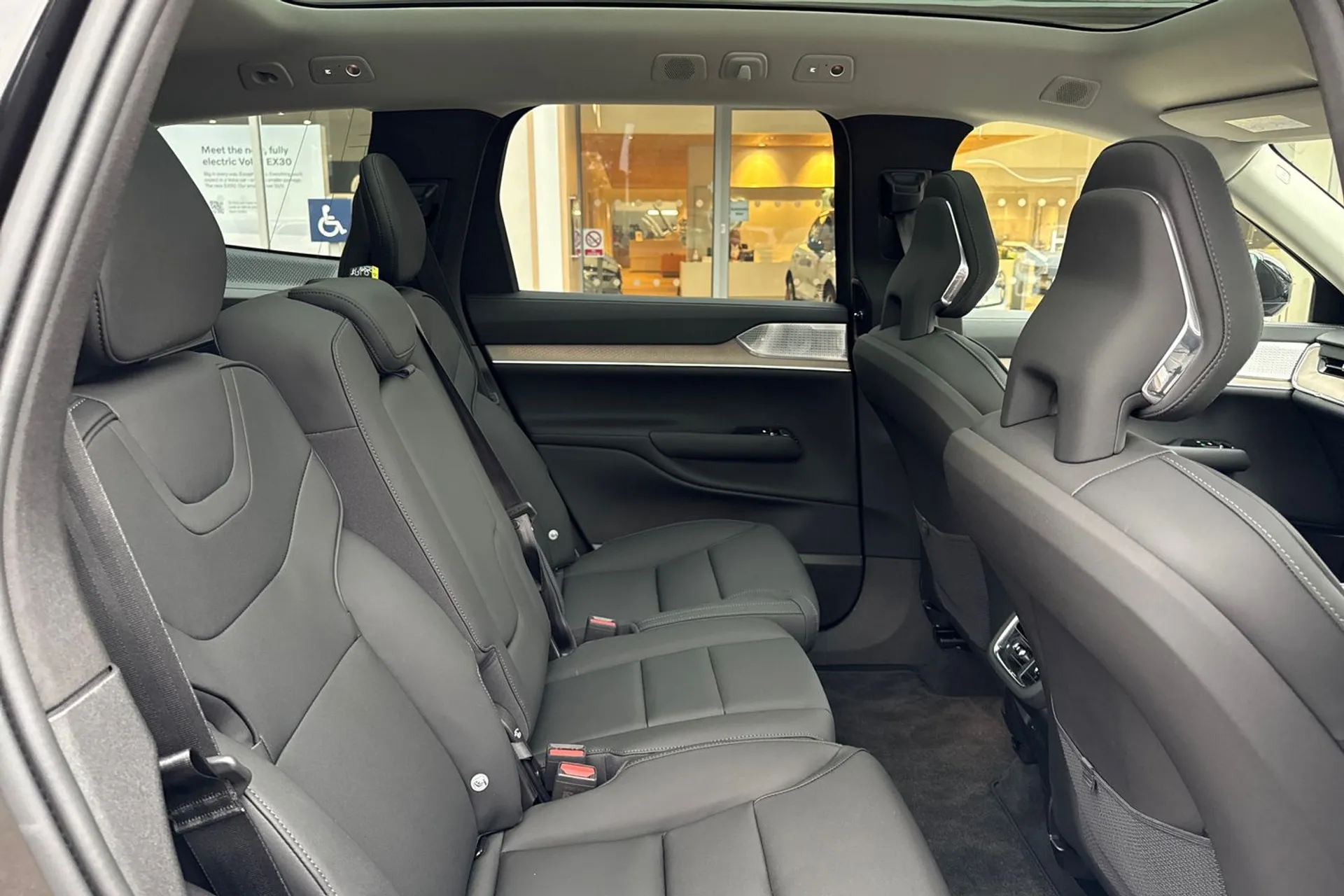 Volvo EX90 thumbnail image number 24