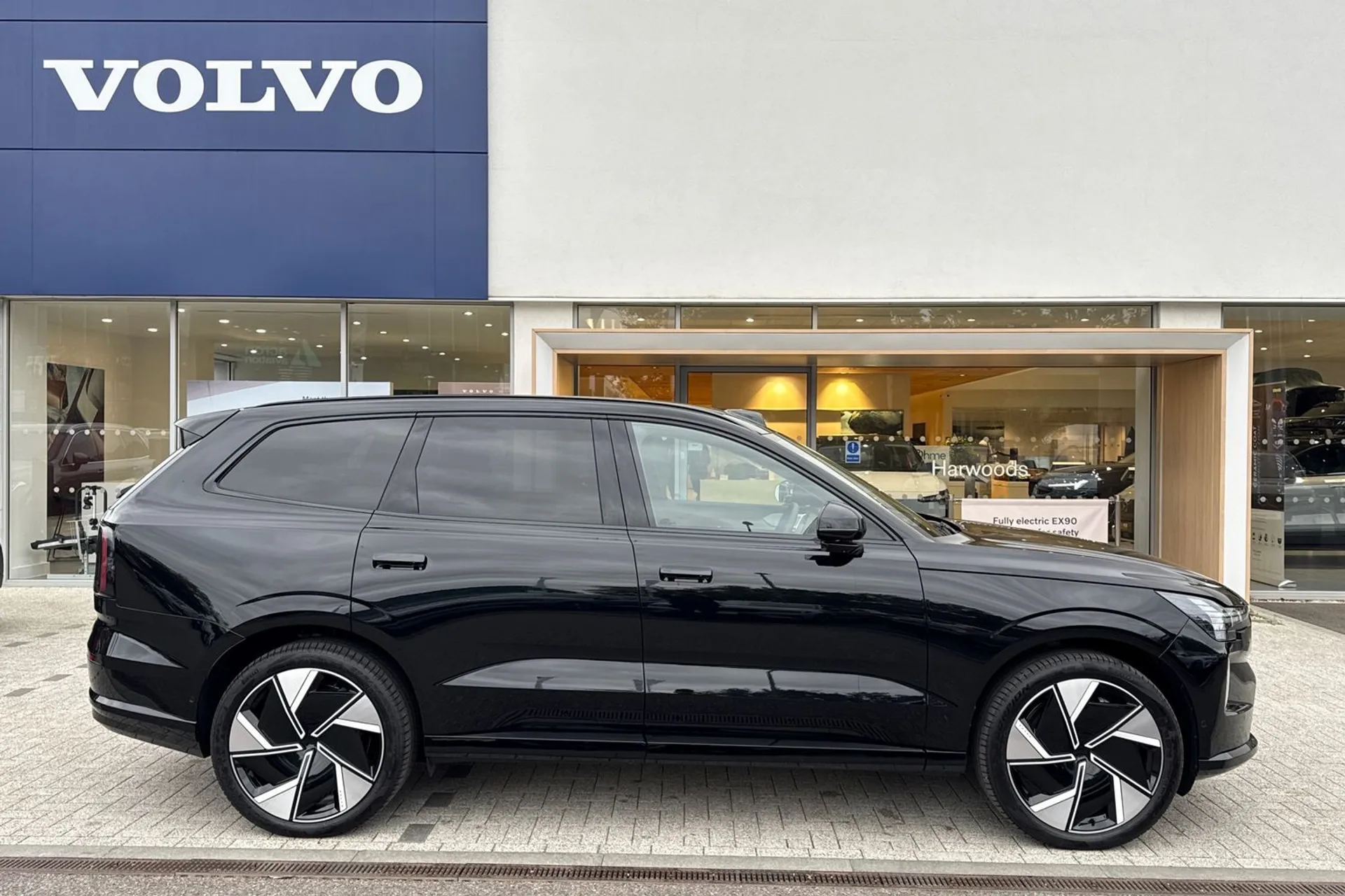 Volvo EX90 thumbnail image number 2