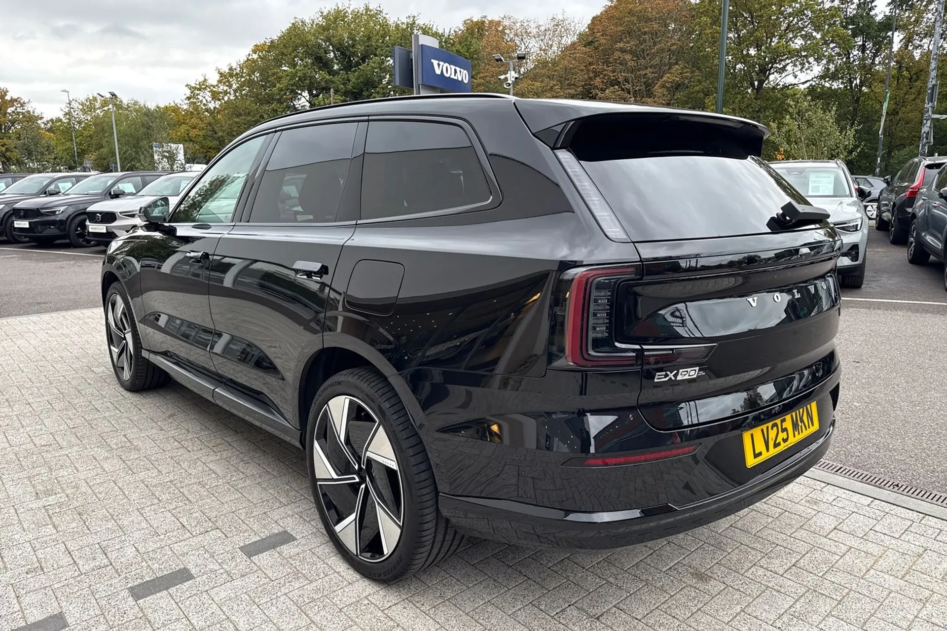 Volvo EX90 thumbnail image number 11