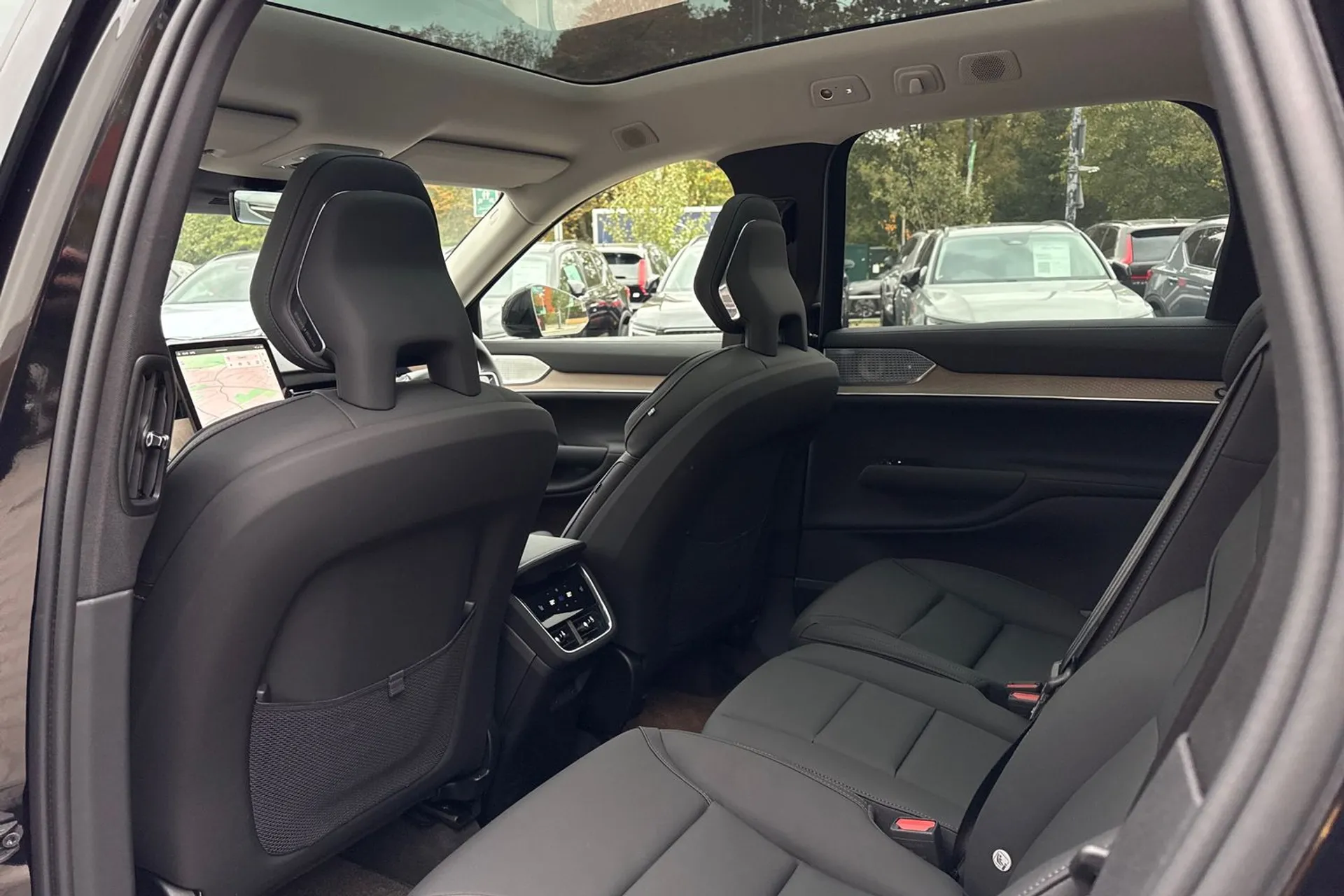 Volvo EX90 thumbnail image number 32