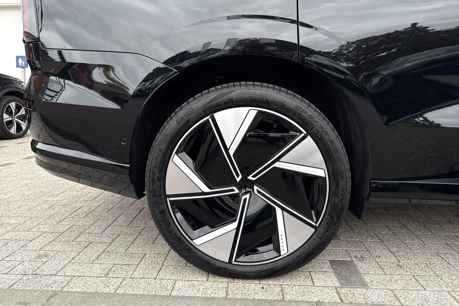 Volvo EX90 thumbnail image number 15