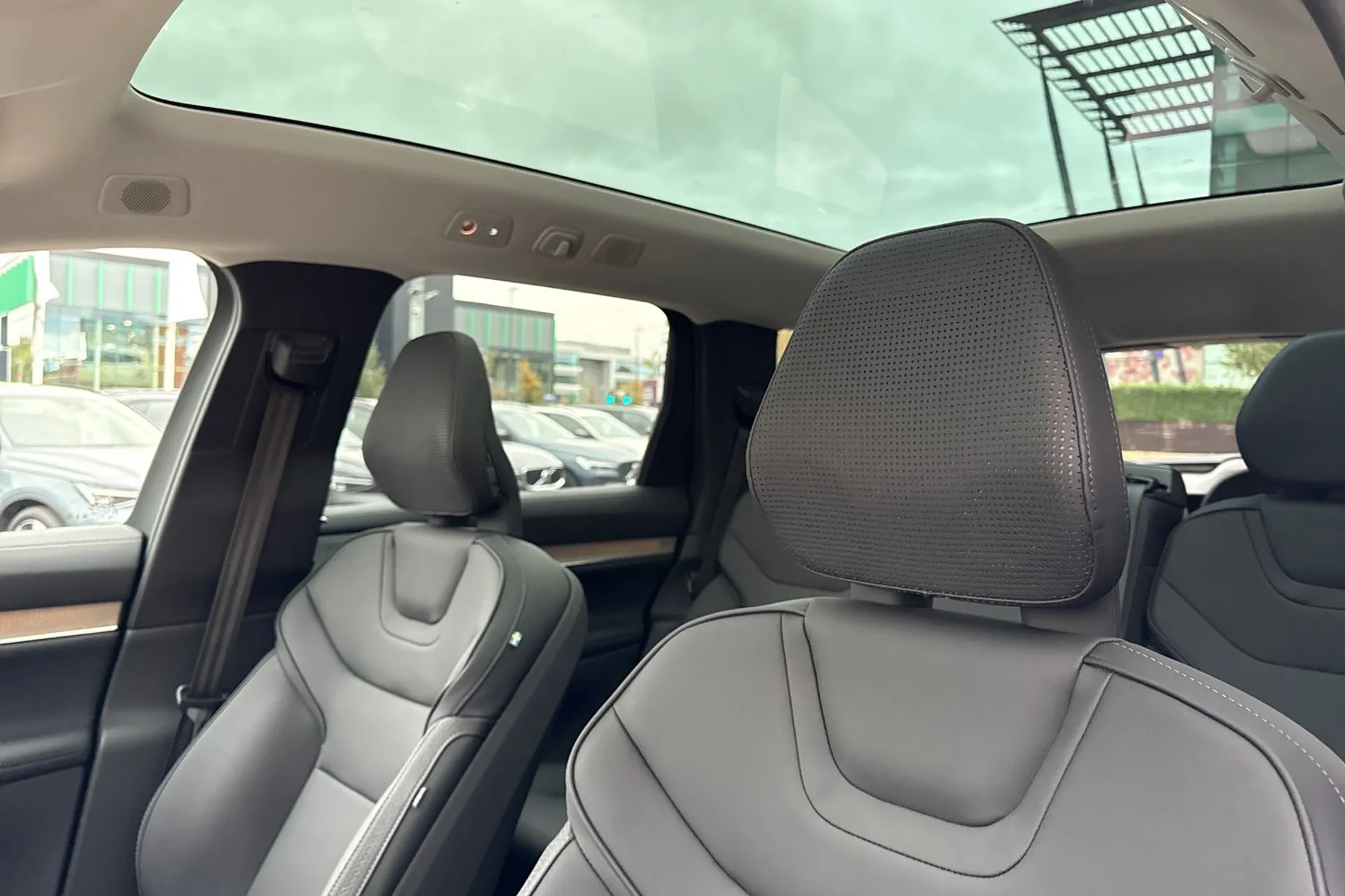 Volvo EX90 thumbnail image number 30