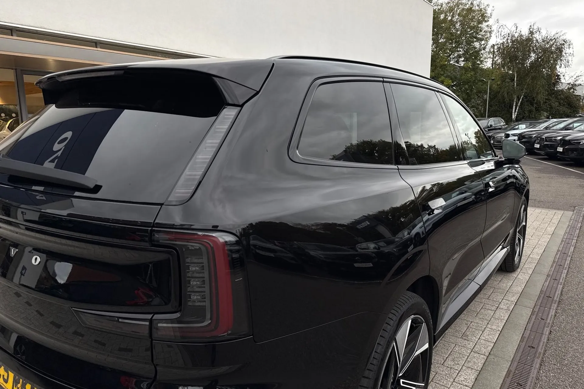 Volvo EX90 thumbnail image number 16