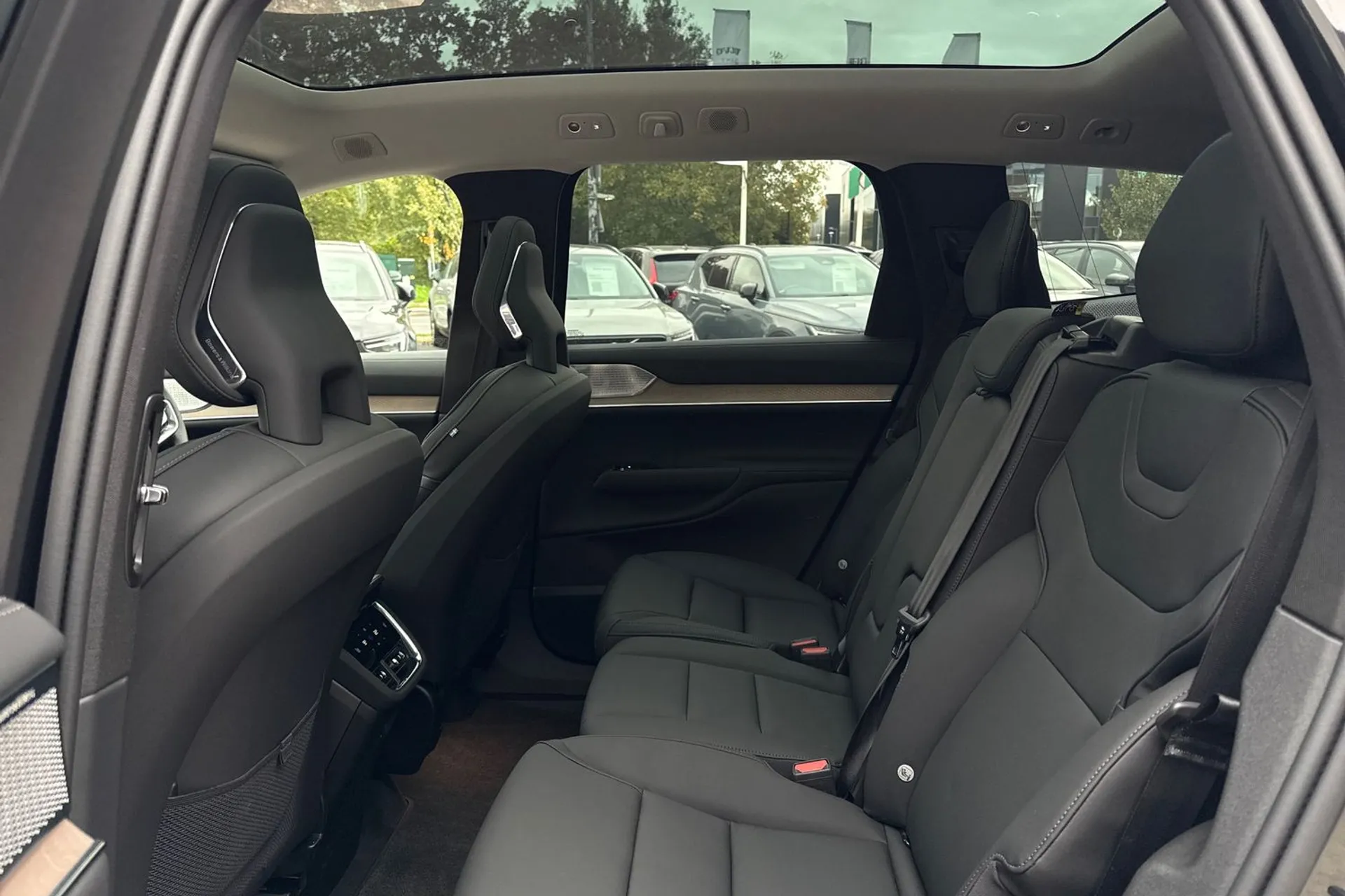 Volvo EX90 thumbnail image number 31