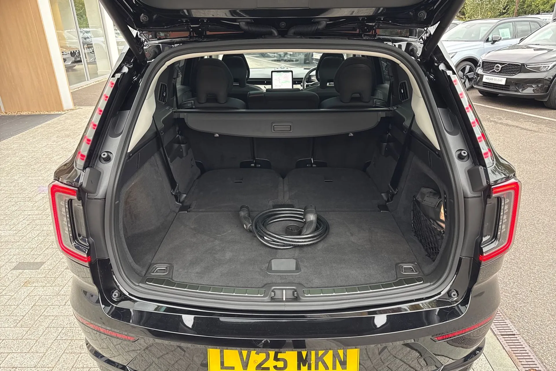 Volvo EX90 thumbnail image number 21