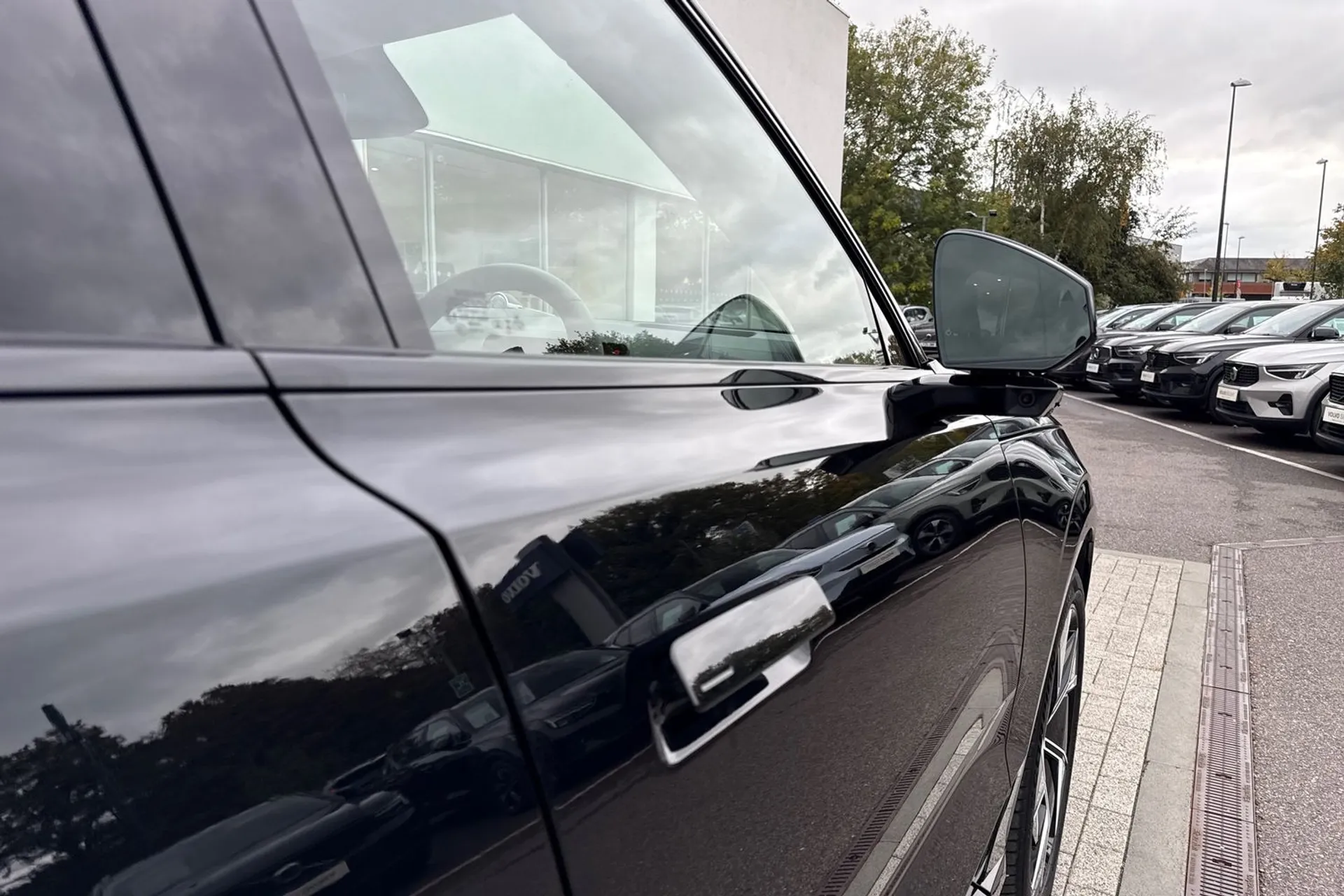 Volvo EX90 thumbnail image number 18