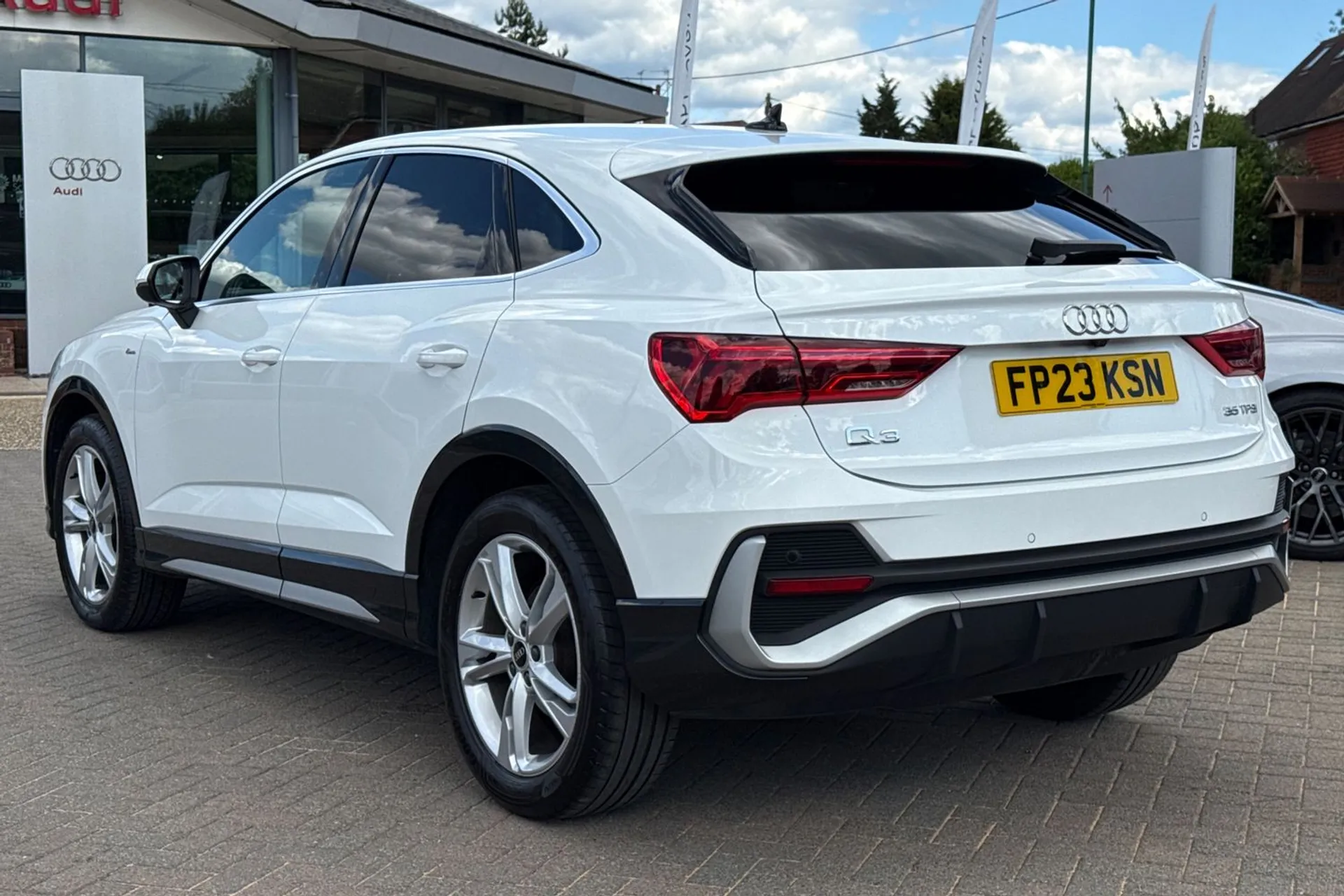 Audi Q3 thumbnail image number 6