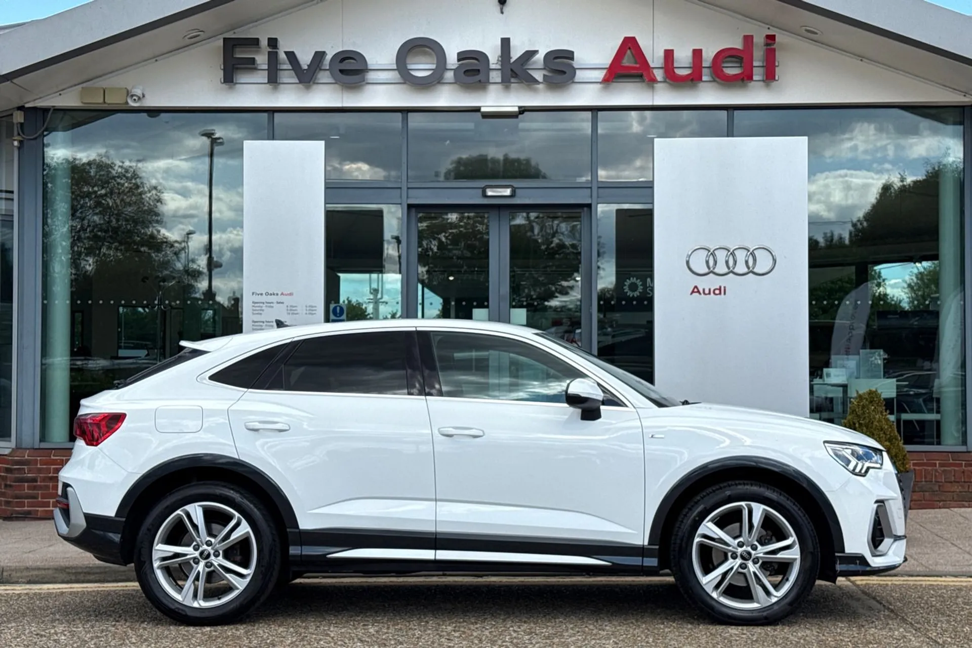 Audi Q3 thumbnail image number 2