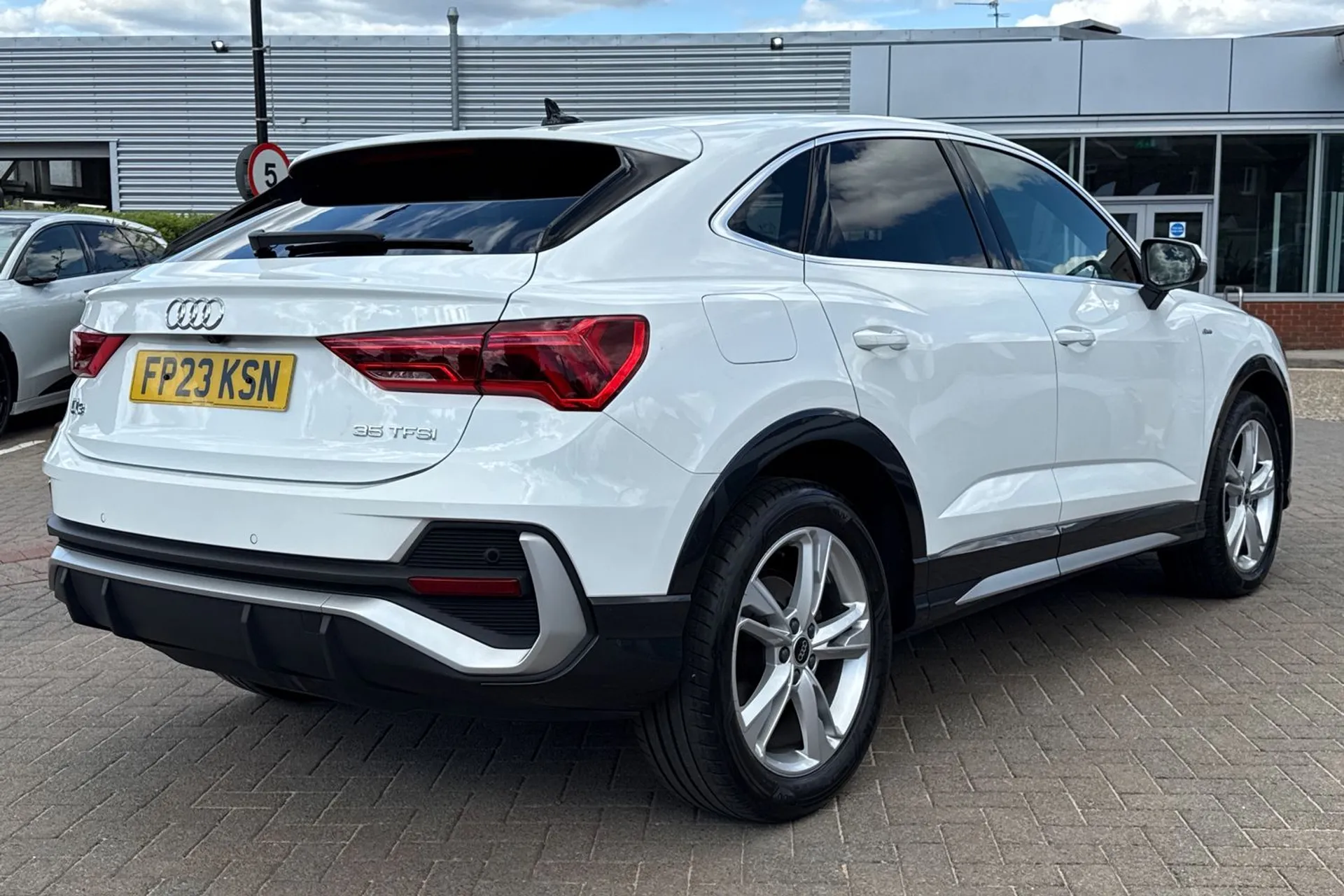 Audi Q3 thumbnail image number 4