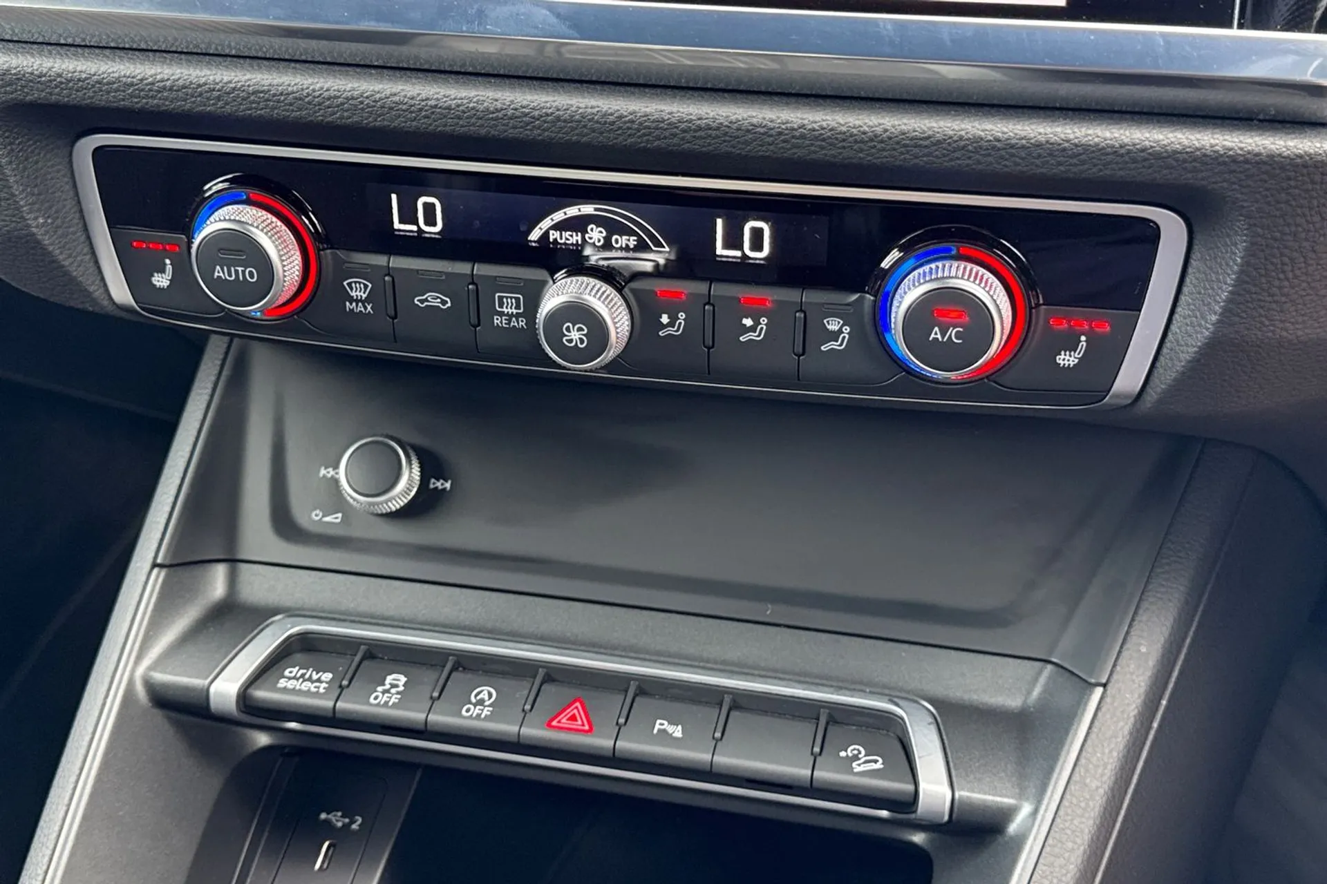 Audi Q3 thumbnail image number 16