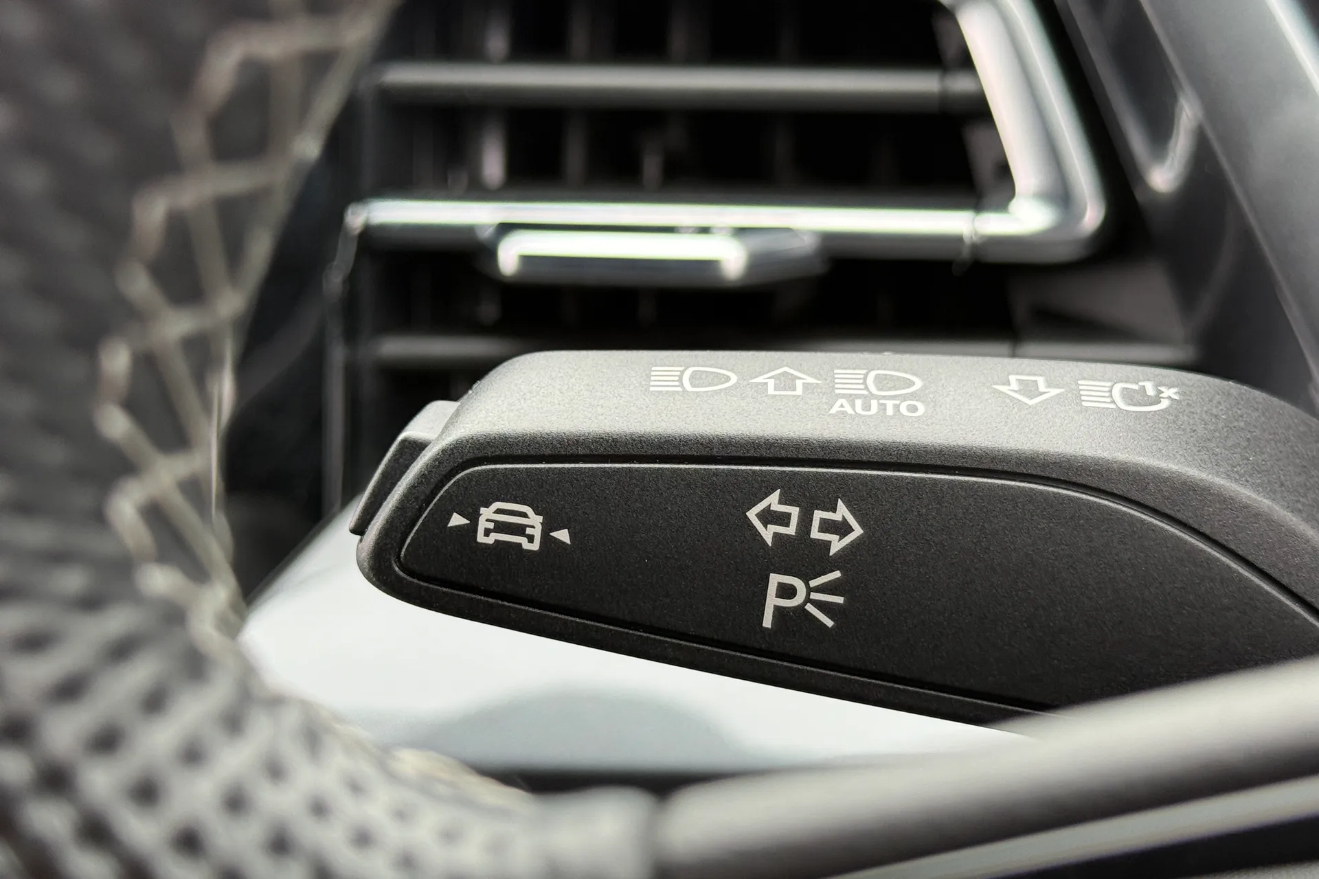 Audi Q4 thumbnail image number 18