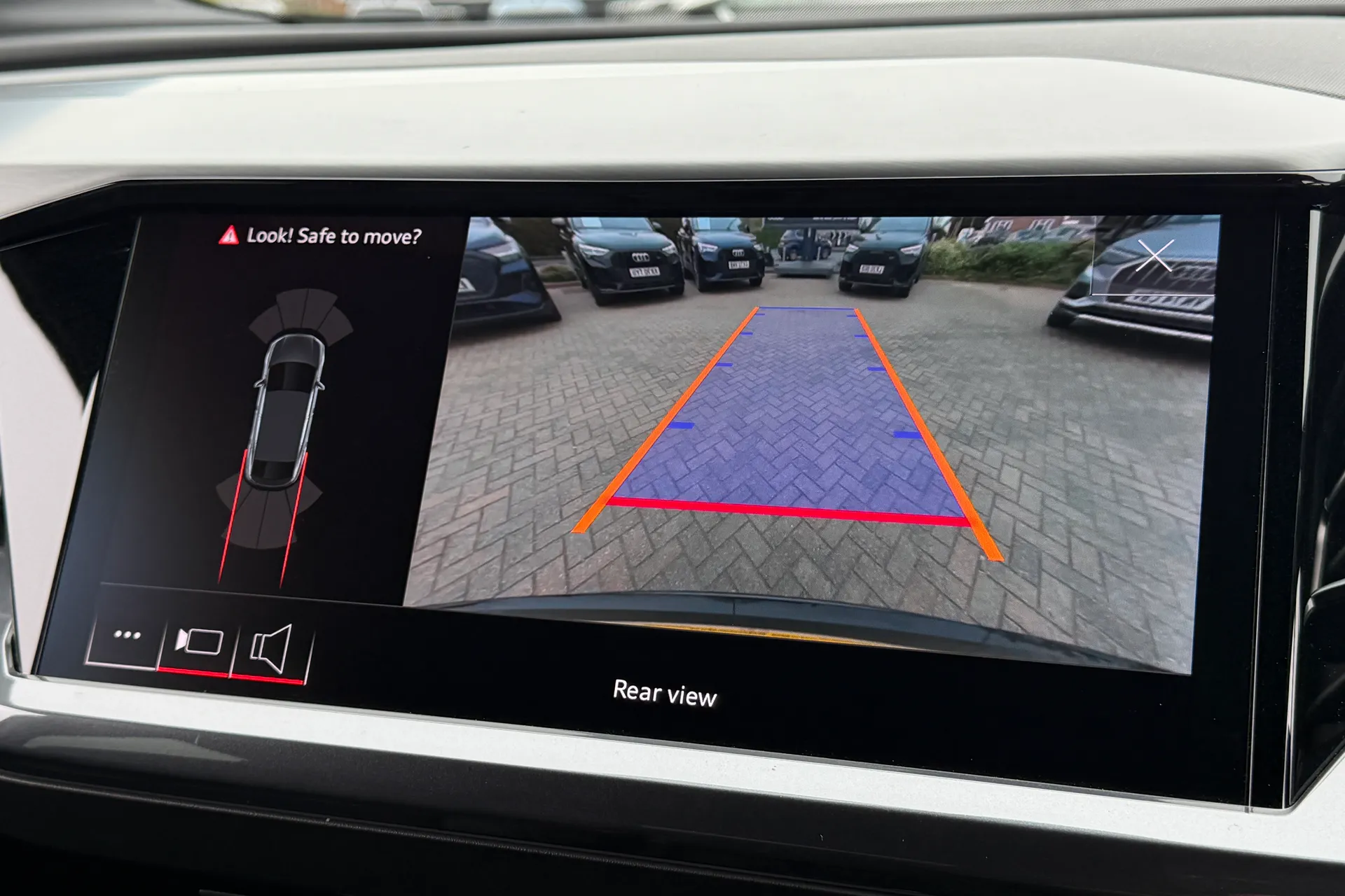 Audi Q4 thumbnail image number 4