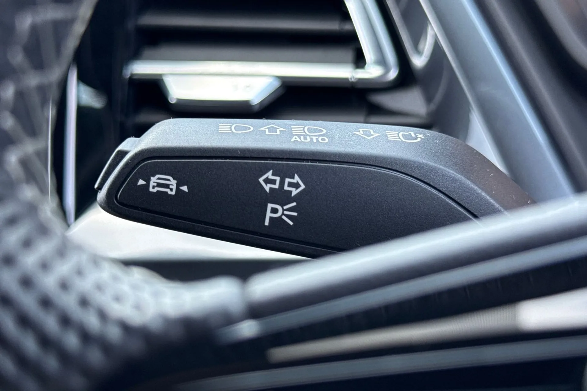 Audi Q4 thumbnail image number 18