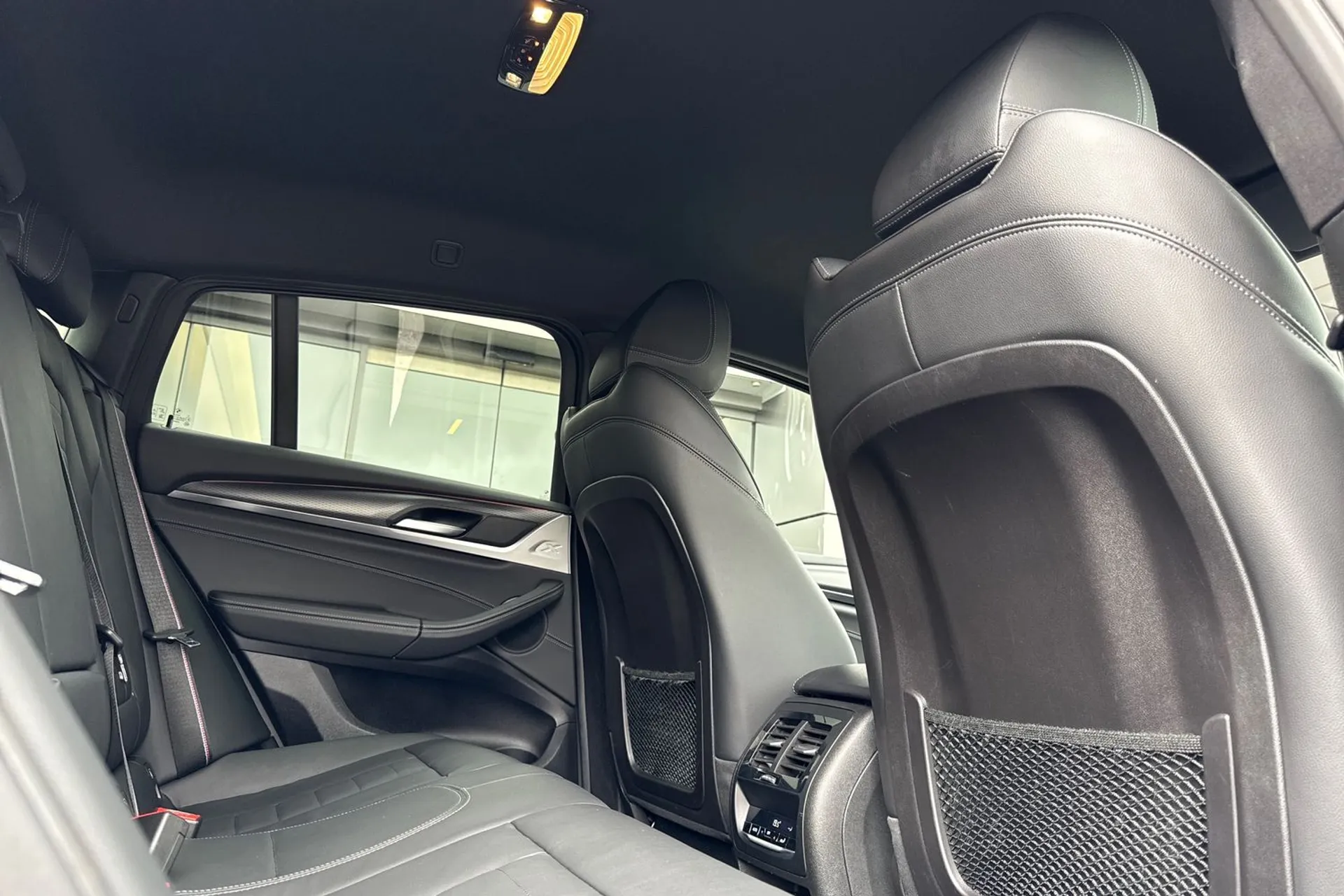 BMW X4 thumbnail image number 25