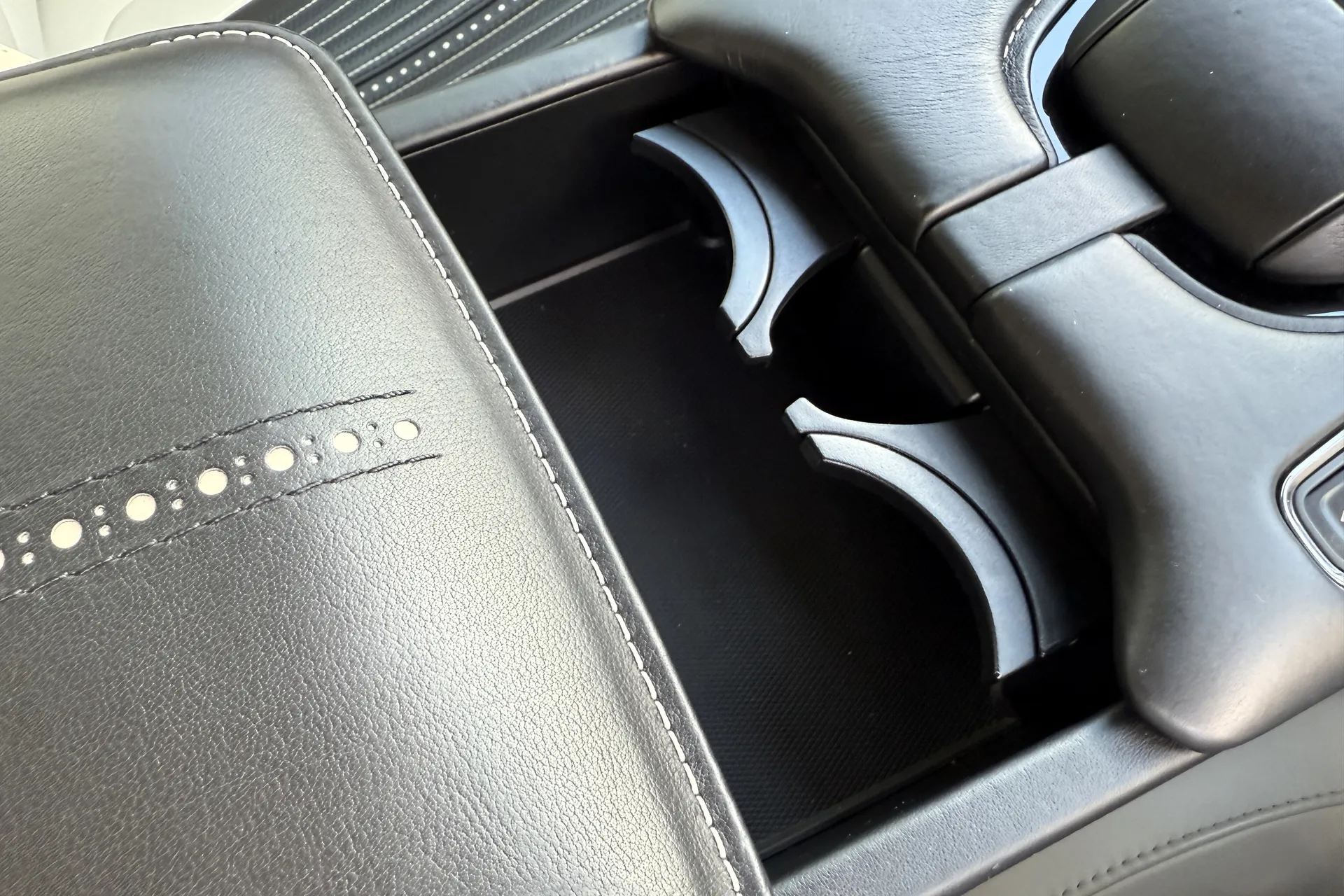 Aston Martin DB11 thumbnail image number 46