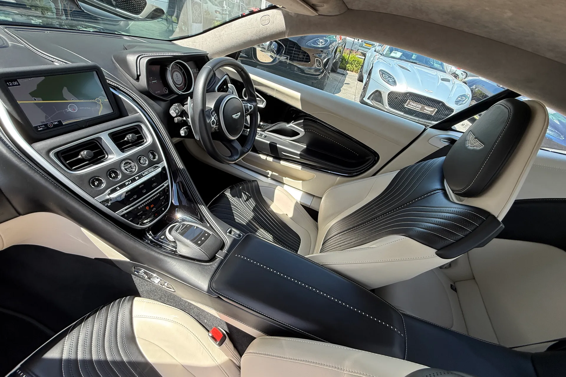 Aston Martin DB11 thumbnail image number 28