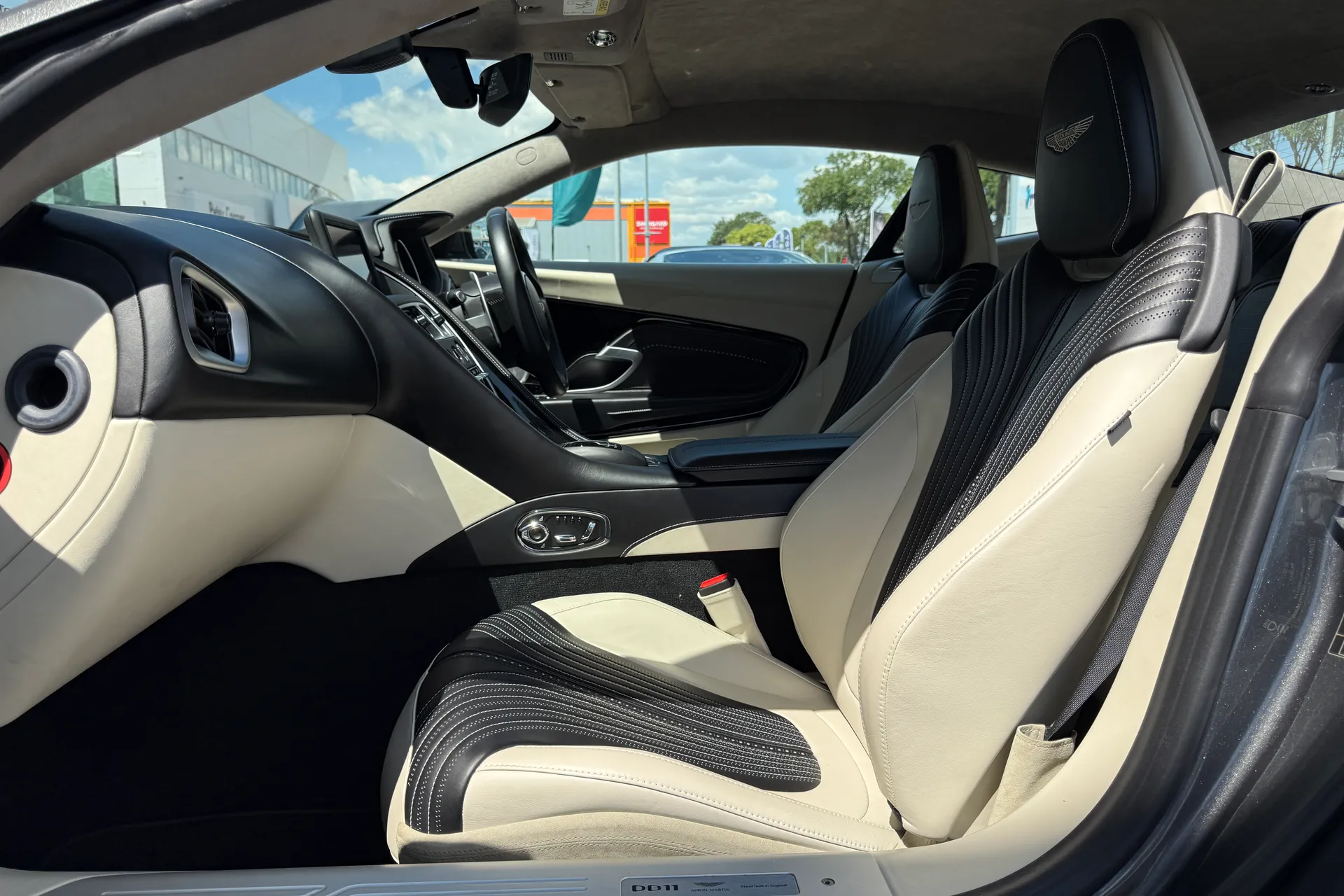 Aston Martin DB11 thumbnail image number 24