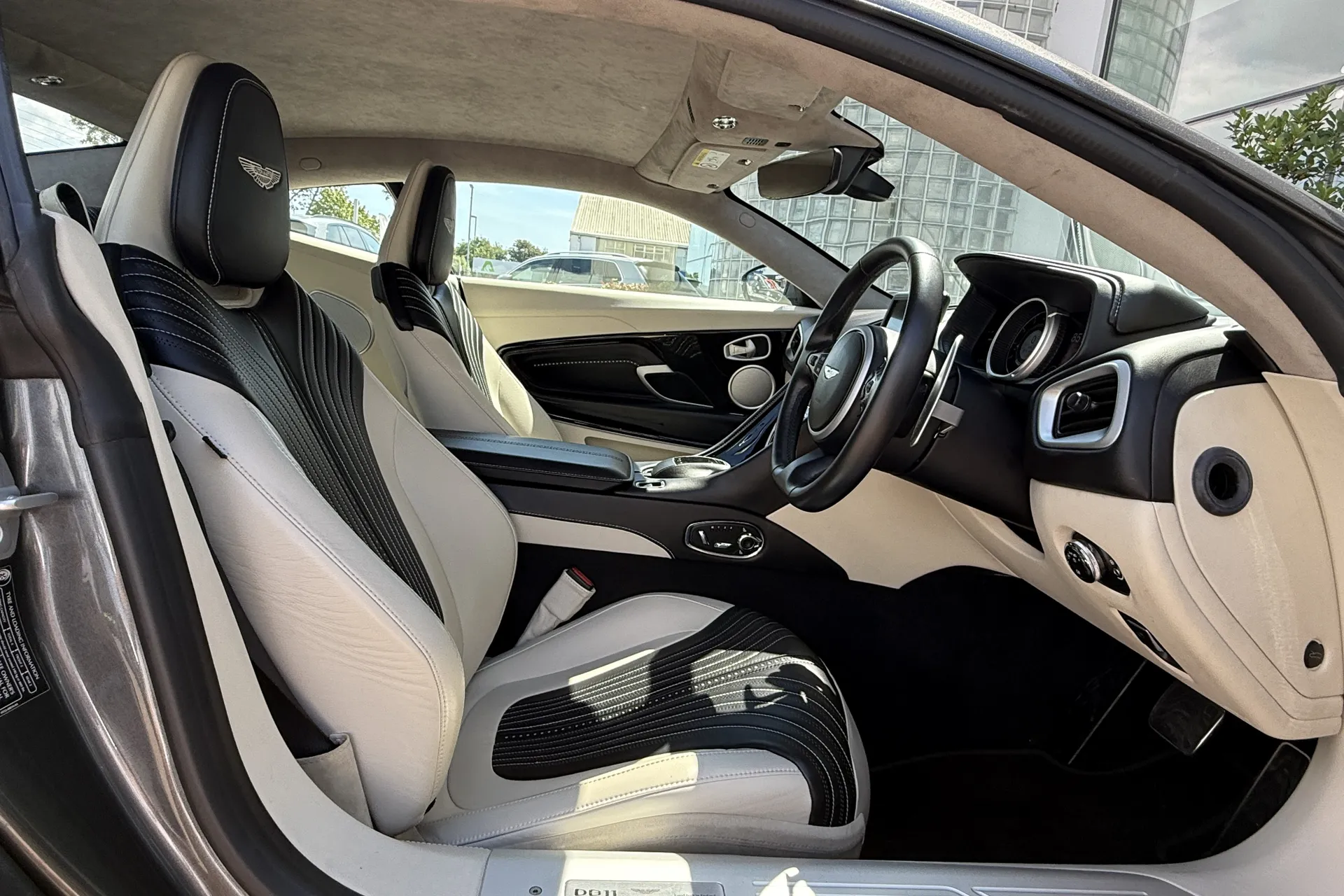 Aston Martin DB11 thumbnail image number 3